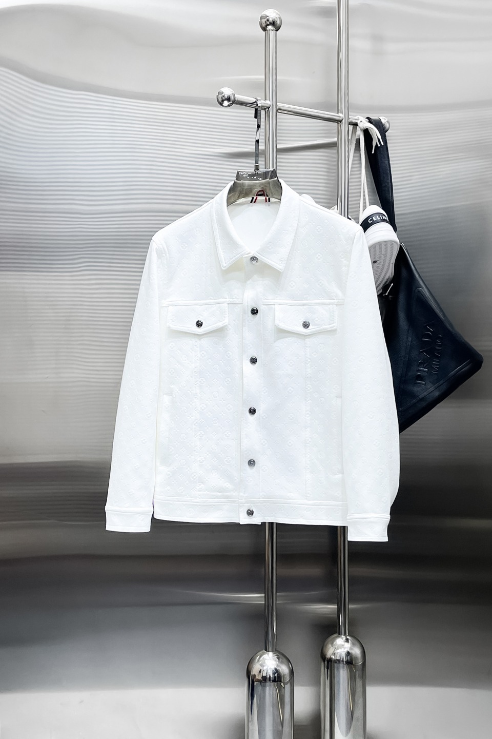 NO:519339,Lv 2025 spring new jacket jacket, the new product on the show is perfect, comfortable and warm when worn on both sides, three-standard full color and attractive, and the very outstanding design easily advances the sense of fashion, the workmanship is extremely exquisite and rigorous, and the wiring is neat and meticulous!  A masterpiece of a big-name designer!  The upper body doesn't look bloated and super handsome!  Spot code M ~ XXXL,,louis vuitton,jackets & coats,jackets & coats,alexander wang19860909Lv 2025春季新款夹克外套,秀场新品品相非常完美,双面穿舒适保暖,三标齐全色泽饱满诱人,非常出彩的设计,轻松将时髦感进阶,做工极为考究严谨,走线工整细致！大牌设计师巨作！上身不显臃肿、超级帅气！现货码数M ～ XXXL,,louis vuitton,jackets & coats,jackets & coats,alexander wang,Men's clothing