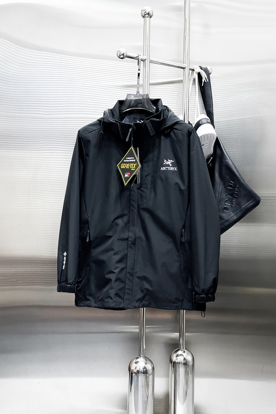 NO:519351,Archaeopteryx 2025 spring new jacket, the new product on the show is perfect, comfortable and warm when worn on both sides, three-standard full color and attractive, and the very outstanding design easily advances the sense of fashion, the workmanship is extremely exquisite and rigorous, and the wiring is neat and meticulous!  A masterpiece of a big-name designer!  The upper body doesn't look bloated and super handsome!  Spot code M ~ XXXL,arc'teryx,jackets & coats,jackets & coats,alexander wang19860909始祖鸟 2025春季新款夹克外套,秀场新品品相非常完美,双面穿舒适保暖,三标齐全色泽饱满诱人,非常出彩的设计,轻松将时髦感进阶,做工极为考究严谨,走线工整细致！大牌设计师巨作！上身不显臃肿、超级帅气！现货码数M ～ XXXL,arc'teryx,jackets & coats,jackets & coats,alexander wang,Men's clothing