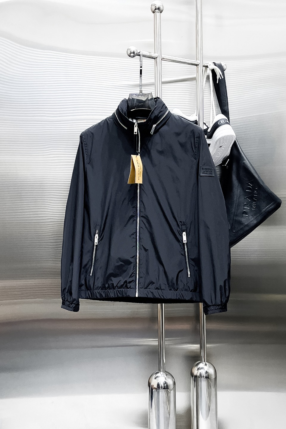 NO:519337,Burberry's new spring jacket for 2025, the new product on the show is perfect, comfortable and warm when worn on both sides, three-standard full color and attractive, and the very outstanding design easily advances the sense of fashion, the workmanship is extremely exquisite and rigorous, and the wiring is neat and meticulous!  A masterpiece of a big-name designer!  The upper body doesn't look bloated and super handsome!  Spot code M ~ XXXL,,burberry,jackets & coats,jackets & coats,alexander wang19860909巴宝莉 2025春季新款夹克外套,秀场新品品相非常完美,双面穿舒适保暖,三标齐全色泽饱满诱人,非常出彩的设计,轻松将时髦感进阶,做工极为考究严谨,走线工整细致！大牌设计师巨作！上身不显臃肿、超级帅气！现货码数M ～ XXXL,,burberry,jackets & coats,jackets & coats,alexander wang,Men's clothing