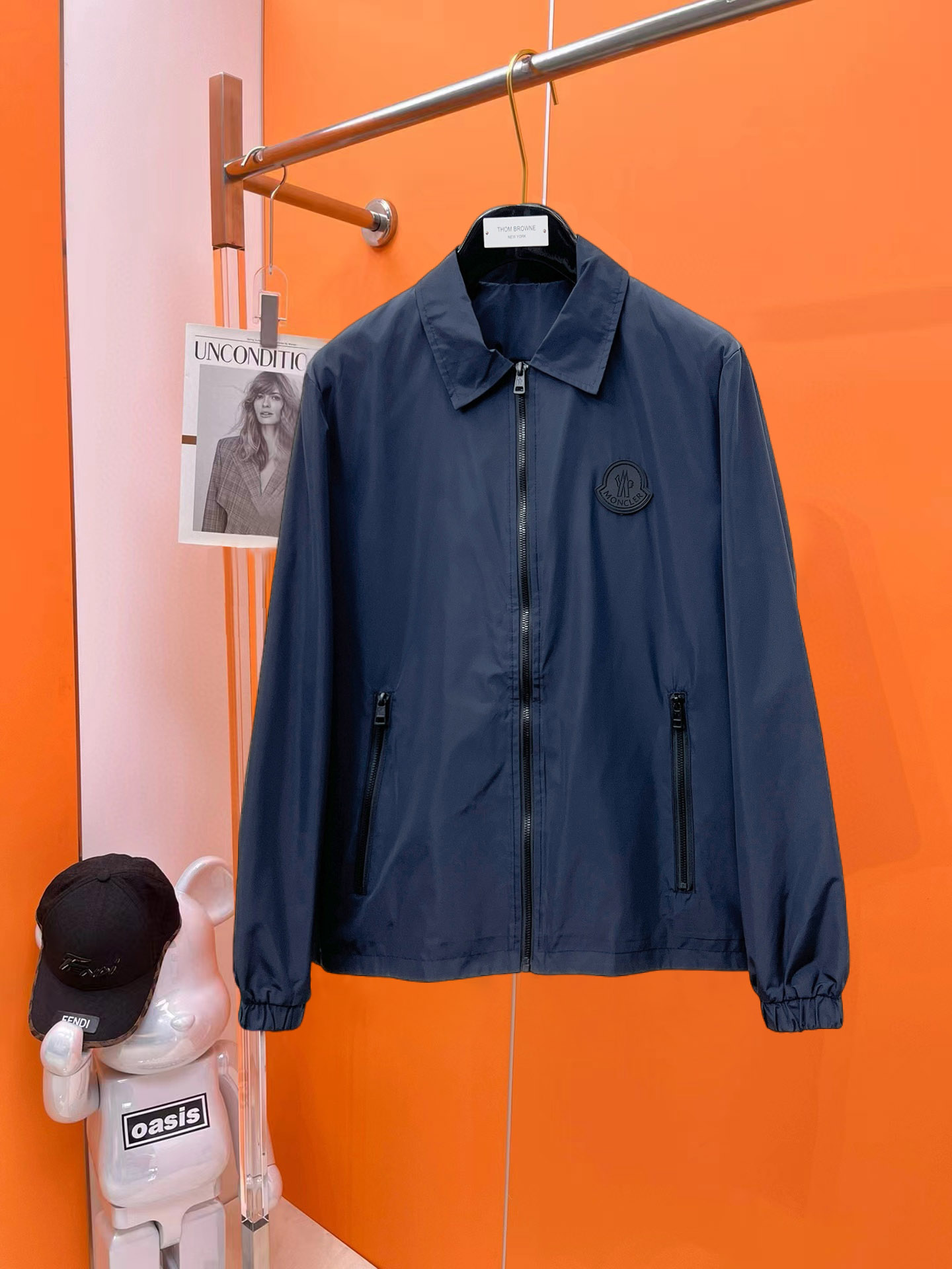 NO:540963,The new 2025 autumn jacket, the new product on the show is perfect, comfortable and warm when worn on both sides, the three-standard full color and attractive, and the very outstanding design easily advances the sense of fashion. The workmanship is extremely exquisite and rigorous, and the wiring is neat and meticulous!  A masterpiece of a big-name designer!  The upper body doesn't look bloated and super handsome!  Spot code M ~ XXXL,,Moncler,jackets & coats,jackets & coats,alexander wang19860909蒙口 2025秋季新款夹克外套,秀场新品品相非常完美,双面穿舒适保暖,三标齐全色泽饱满诱人,非常出彩的设计,轻松将时髦感进阶,做工极为考究严谨,走线工整细致！大牌设计师巨作！上身不显臃肿、超级帅气！现货码数M ～ XXXL,,Moncler,jackets & coats,jackets & coats,alexander wang,Men's clothing