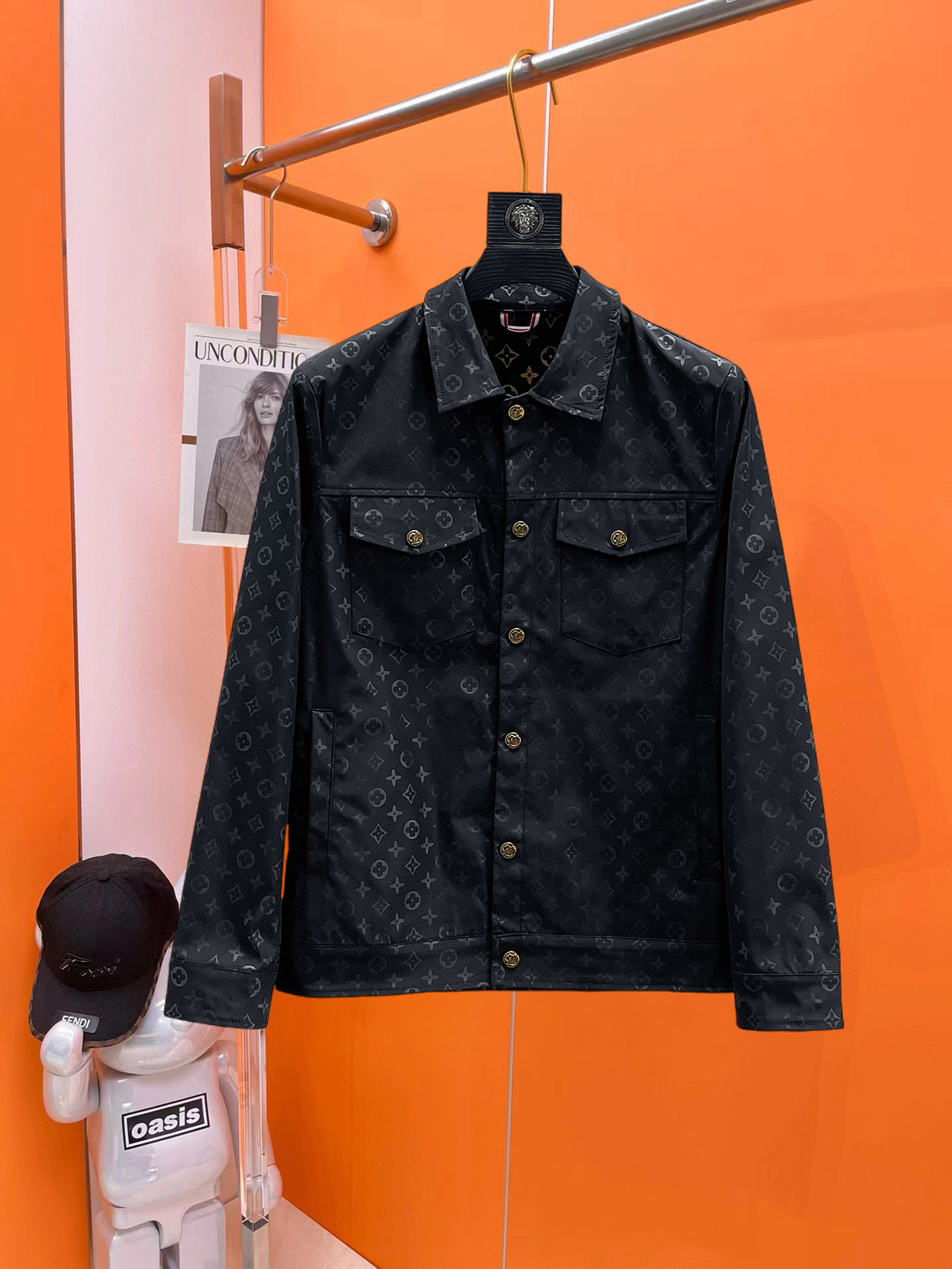 NO:540946,Lv 2025 autumn new jacket jacket, the new product on the show is perfect, comfortable and warm when worn on both sides, three-standard full color and attractive, and the very outstanding design easily advances the sense of fashion, the workmanship is extremely exquisite and rigorous, and the wiring is neat and meticulous!  A masterpiece of a big-name designer!  The upper body doesn't look bloated and super handsome!  Spot code M ~ XXXL,,louis vuitton,jackets & coats,jackets & coats,alexander wang19860909Lv 2025秋季新款夹克外套,秀场新品品相非常完美,双面穿舒适保暖,三标齐全色泽饱满诱人,非常出彩的设计,轻松将时髦感进阶,做工极为考究严谨,走线工整细致！大牌设计师巨作！上身不显臃肿、超级帅气！现货码数M ～ XXXL,,louis vuitton,jackets & coats,jackets & coats,alexander wang,Men's clothing