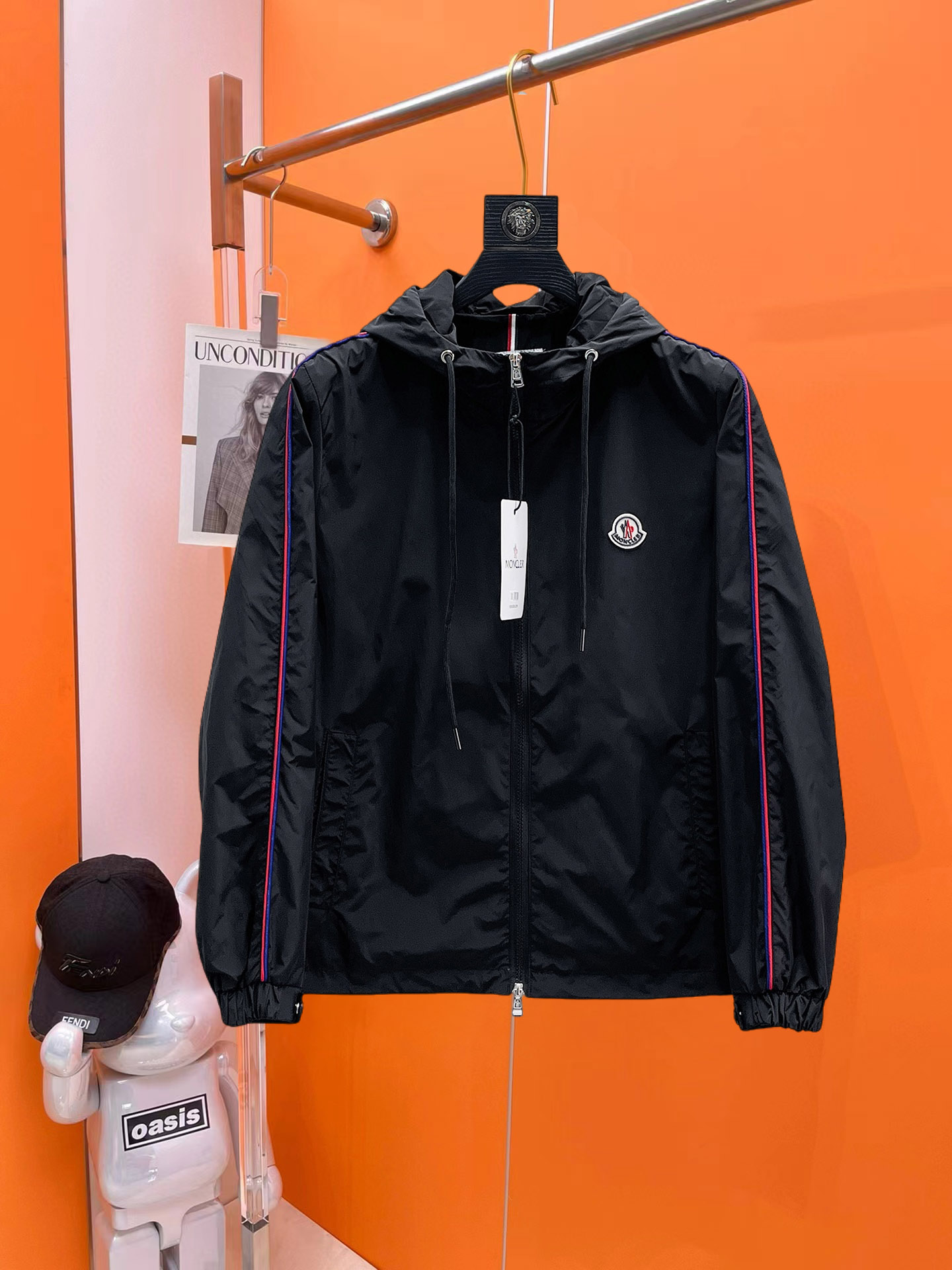 NO:540952,The new 2025 autumn jacket, the new product on the show is perfect, comfortable and warm when worn on both sides, the three-standard full color and attractive, and the very outstanding design easily advances the sense of fashion. The workmanship is extremely exquisite and rigorous, and the wiring is neat and meticulous!  A masterpiece of a big-name designer!  The upper body doesn't look bloated and super handsome!  Spot code M ~ XXXL,,Moncler,jackets & coats,jackets & coats,alexander wang19860909蒙口 2025秋季新款夹克外套,秀场新品品相非常完美,双面穿舒适保暖,三标齐全色泽饱满诱人,非常出彩的设计,轻松将时髦感进阶,做工极为考究严谨,走线工整细致！大牌设计师巨作！上身不显臃肿、超级帅气！现货码数M ～ XXXL,,Moncler,jackets & coats,jackets & coats,alexander wang,Men's clothing