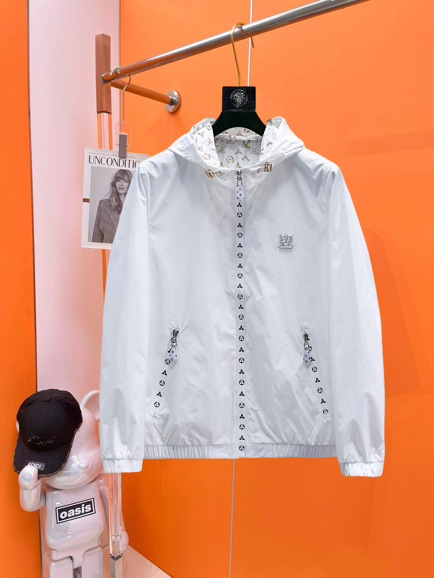 NO:540955,Lv 2025 autumn new jacket jacket, the new product on the show is perfect, comfortable and warm when worn on both sides, three-standard full color and attractive, and the very outstanding design easily advances the sense of fashion, the workmanship is extremely exquisite and rigorous, and the wiring is neat and meticulous!  A masterpiece of a big-name designer!  The upper body doesn't look bloated and super handsome!  Spot code M ~ XXXL,,louis vuitton,jackets & coats,jackets & coats,alexander wang19860909Lv 2025秋季新款夹克外套,秀场新品品相非常完美,双面穿舒适保暖,三标齐全色泽饱满诱人,非常出彩的设计,轻松将时髦感进阶,做工极为考究严谨,走线工整细致！大牌设计师巨作！上身不显臃肿、超级帅气！现货码数M ～ XXXL,,louis vuitton,jackets & coats,jackets & coats,alexander wang,Men's clothing