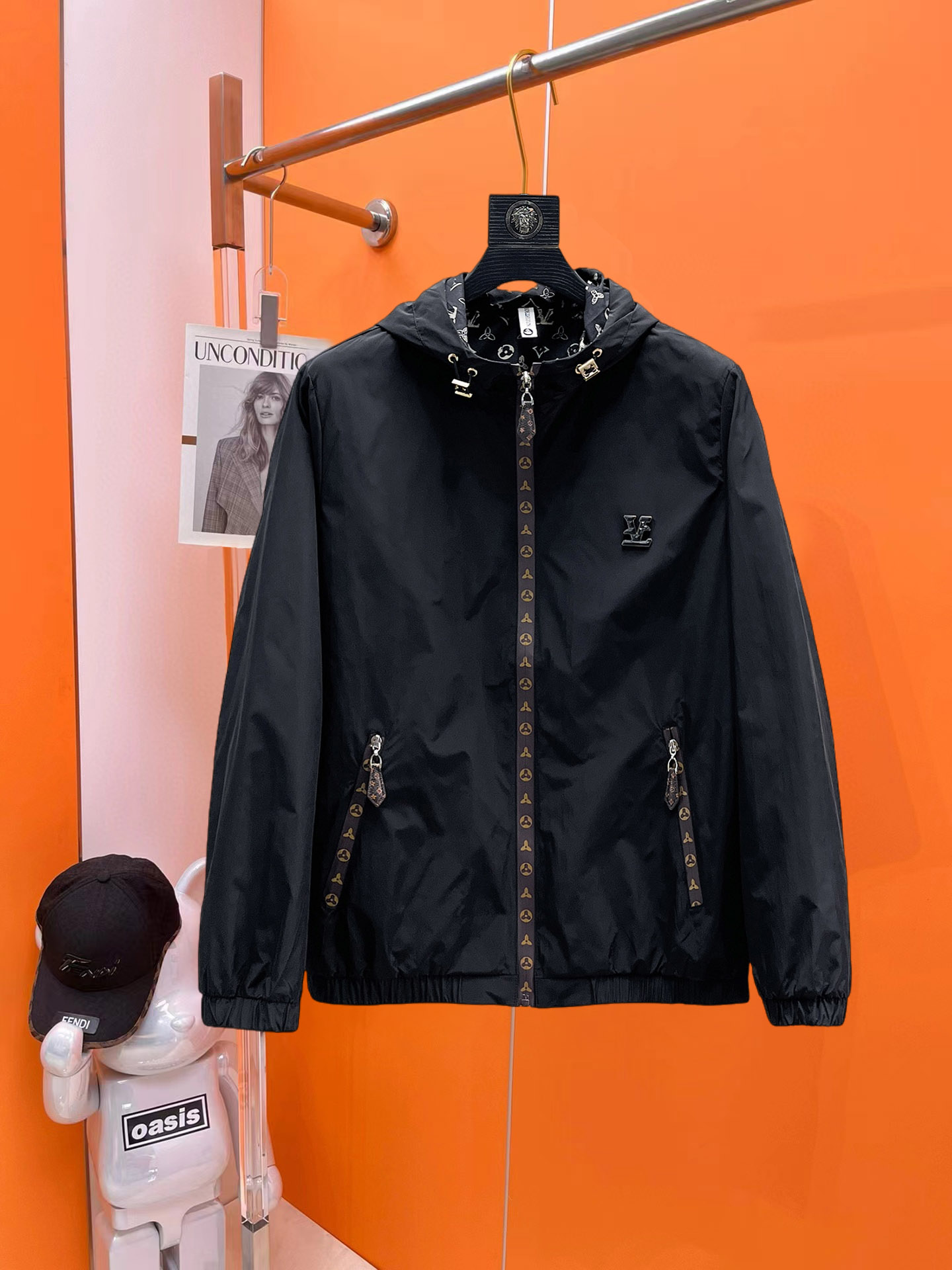 NO:647321,LV 2025 new autumn jacket, the new product on the show is in perfect condition, comfortable and warm to wear on both sides, complete with three labels, full and attractive color, very outstanding design, easily upgrades the fashion sense, extremely elegant and rigorous workmanship, neat and meticulous wiring!  A masterpiece from a famous designer!  The upper body does not look bloated and is super handsome!  Available sizes M ~ XXXL,,louis vuitton,jackets & coats,jackets & coats,alexander wang19860909Lv 2025秋季新款夹克外套,秀场新品品相非常完美,双面穿舒适保暖,三标齐全色泽饱满诱人,非常出彩的设计,轻松将时髦感进阶,做工极为考究严谨,走线工整细致！大牌设计师巨作！上身不显臃肿、超级帅气！现货码数M ～ XXXL,,louis vuitton,jackets & coats,jackets & coats,alexander wang,Men's clothing