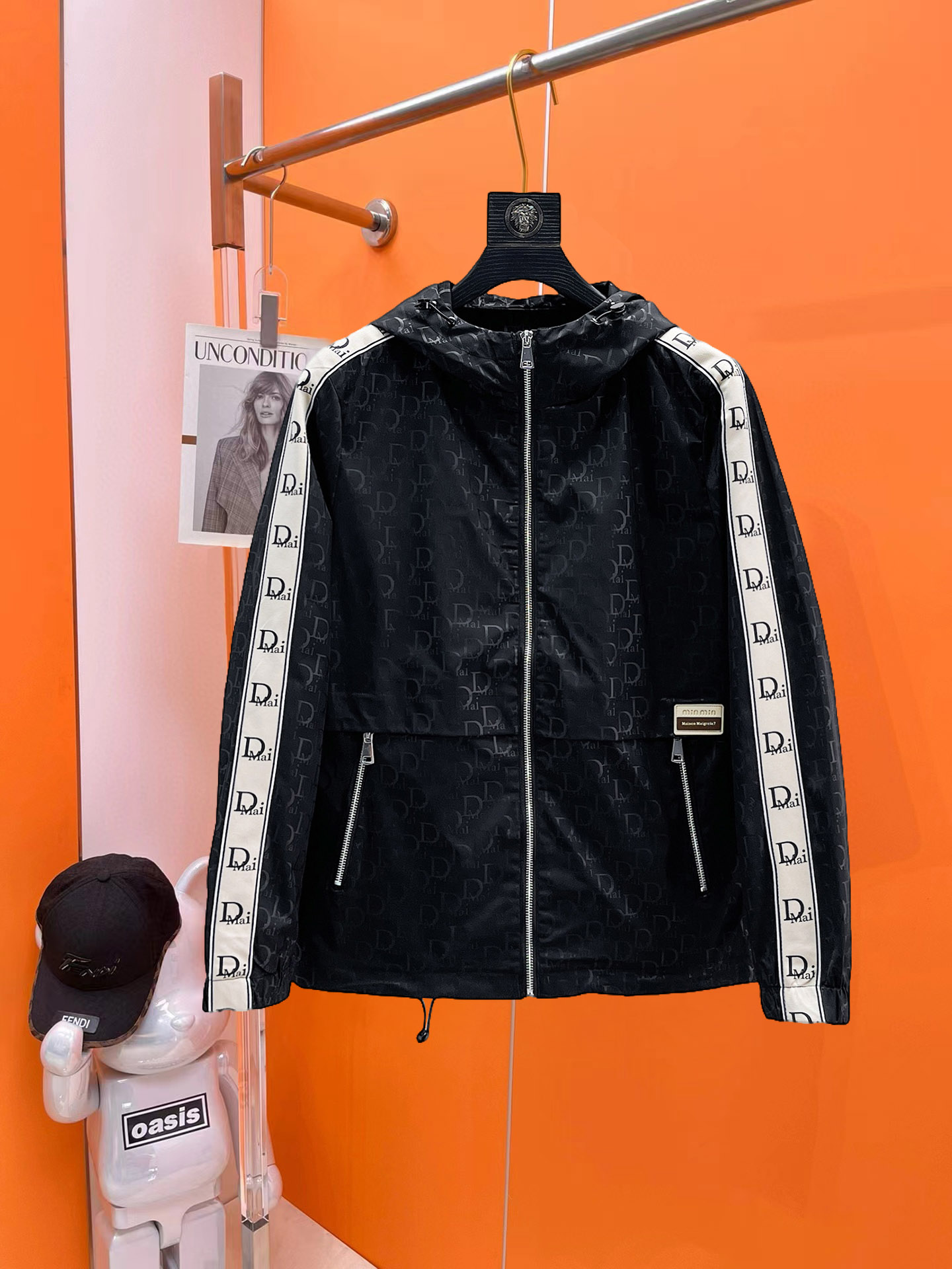 NO:540958,Dior 2025 autumn new jacket jacket, the new product on the show is perfect, comfortable and warm when worn on both sides, three-standard full colors and attractive, and the very outstanding design easily advances the sense of fashion, the workmanship is extremely exquisite and rigorous, and the wiring is neat and meticulous!  A masterpiece of a big-name designer!  The upper body doesn't look bloated and super handsome!  Spot code M ~ XXXL,,dior,jackets & coats,jackets & coats,alexander wang19860909迪奥 2025秋季新款夹克外套,秀场新品品相非常完美,双面穿舒适保暖,三标齐全色泽饱满诱人,非常出彩的设计,轻松将时髦感进阶,做工极为考究严谨,走线工整细致！大牌设计师巨作！上身不显臃肿、超级帅气！现货码数M ～ XXXL,,dior,jackets & coats,jackets & coats,alexander wang,Men's clothing