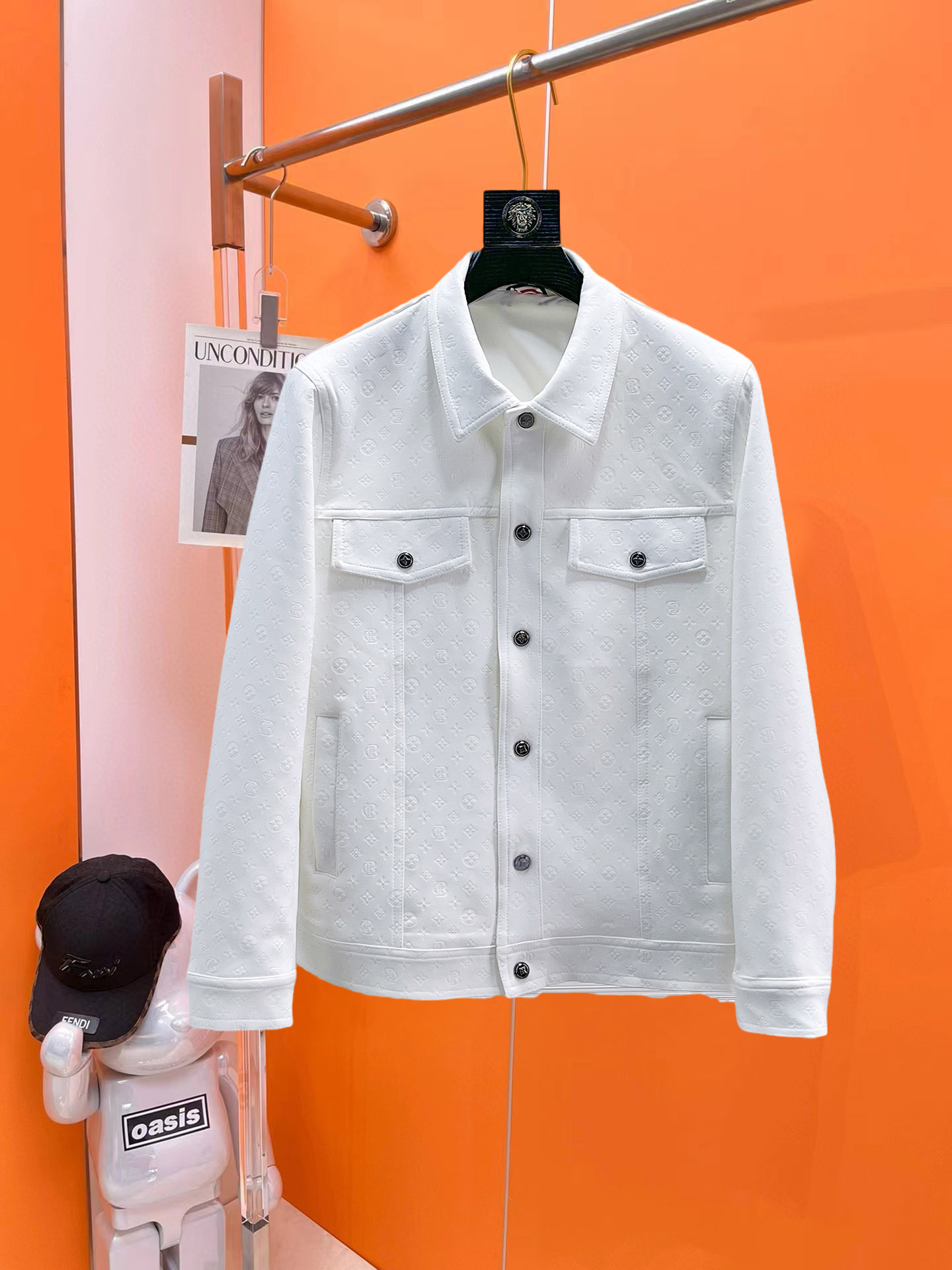 NO:540961,Lv 2025 autumn new jacket jacket, the new product on the show is perfect, comfortable and warm when worn on both sides, three-standard full color and attractive, and the very outstanding design easily advances the sense of fashion, the workmanship is extremely exquisite and rigorous, and the wiring is neat and meticulous!  A masterpiece of a big-name designer!  The upper body doesn't look bloated and super handsome!  Spot code M ~ XXXL,,louis vuitton,jackets & coats,jackets & coats,alexander wang19860909Lv 2025秋季新款夹克外套,秀场新品品相非常完美,双面穿舒适保暖,三标齐全色泽饱满诱人,非常出彩的设计,轻松将时髦感进阶,做工极为考究严谨,走线工整细致！大牌设计师巨作！上身不显臃肿、超级帅气！现货码数M ～ XXXL,,louis vuitton,jackets & coats,jackets & coats,alexander wang,Men's clothing