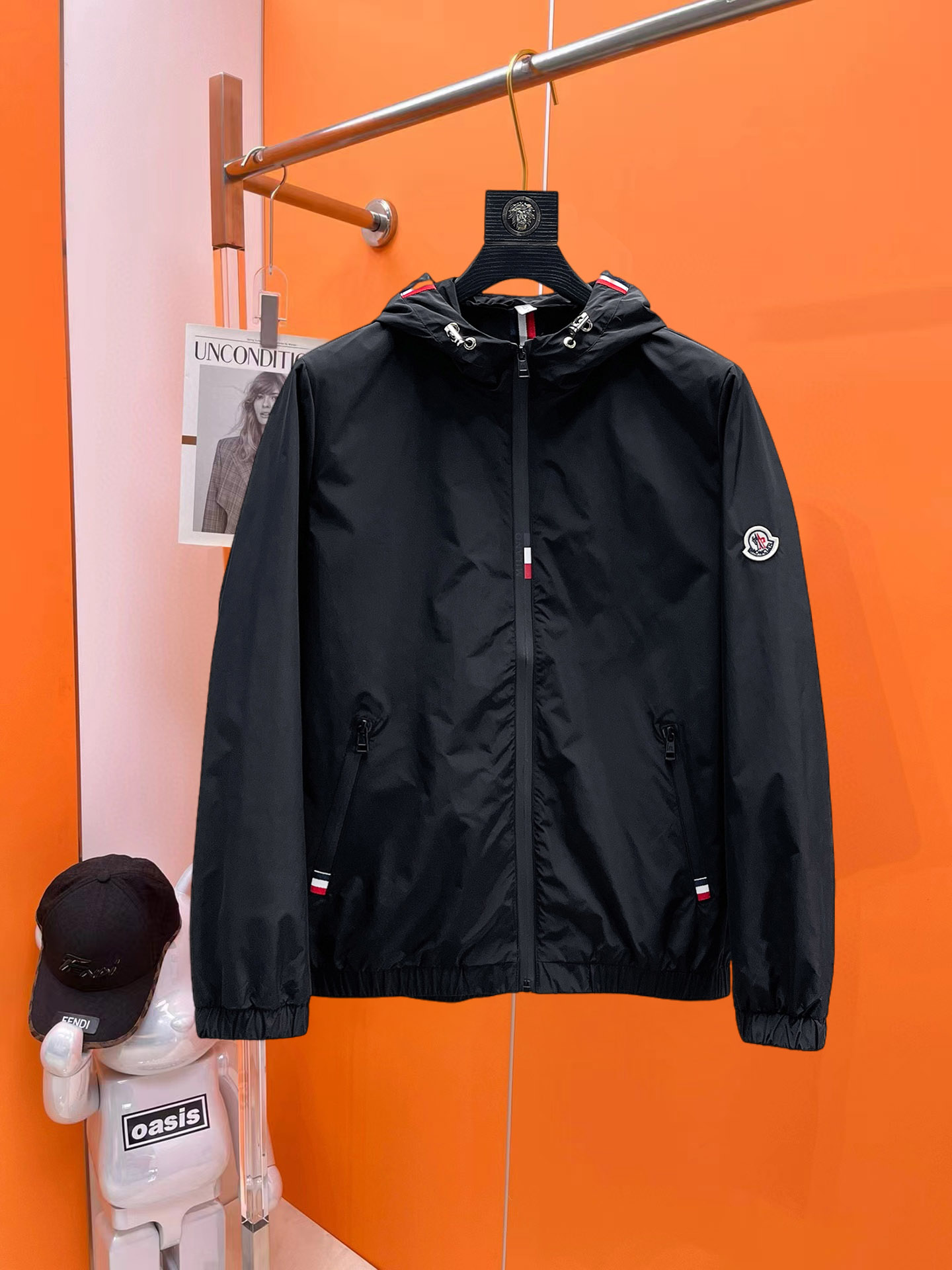 NO:540964,The new 2025 autumn jacket, the new product on the show is perfect, comfortable and warm when worn on both sides, the three-standard full color and attractive, and the very outstanding design easily advances the sense of fashion. The workmanship is extremely exquisite and rigorous, and the wiring is neat and meticulous!  A masterpiece of a big-name designer!  The upper body doesn't look bloated and super handsome!  Spot code M ~ XXXL,,Moncler,jackets & coats,jackets & coats,alexander wang19860909蒙口 2025秋季新款夹克外套,秀场新品品相非常完美,双面穿舒适保暖,三标齐全色泽饱满诱人,非常出彩的设计,轻松将时髦感进阶,做工极为考究严谨,走线工整细致！大牌设计师巨作！上身不显臃肿、超级帅气！现货码数M ～ XXXL,,Moncler,jackets & coats,jackets & coats,alexander wang,Men's clothing