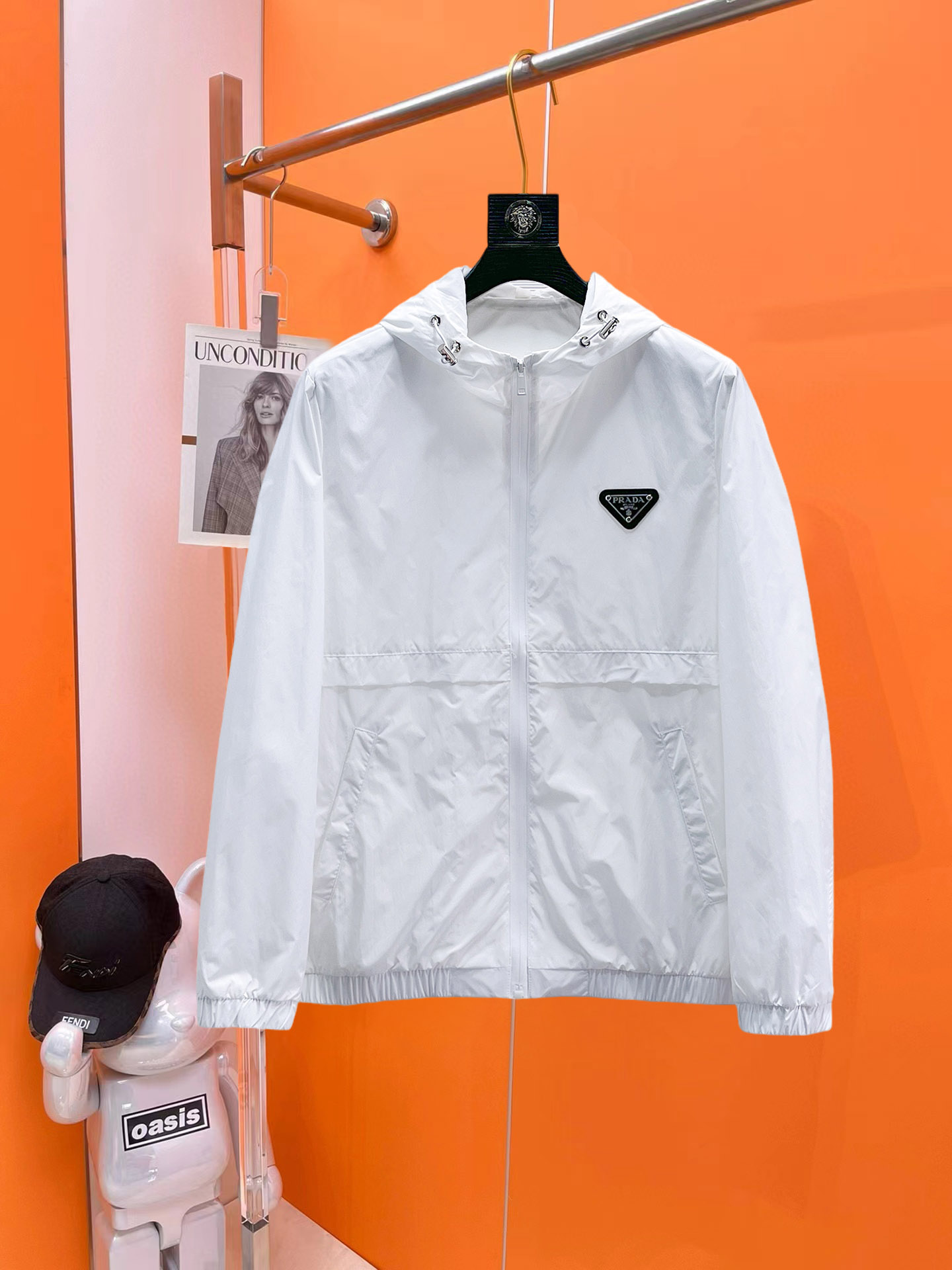 NO:540967,Prada 2025 autumn new jacket jacket, the new product on the show is perfect, comfortable and warm when worn on both sides, full and attractive colors, and a very outstanding design that easily advances the sense of fashion, extremely exquisite workmanship, neat and meticulous routes!  A masterpiece of a big-name designer!  The upper body doesn't look bloated and super handsome!  Spot code M ~ XXXL,,prada,jackets & coats,jackets & coats,alexander wang19860909普拉达 2025秋季新款夹克外套,秀场新品品相非常完美,双面穿舒适保暖,三标齐全色泽饱满诱人,非常出彩的设计,轻松将时髦感进阶,做工极为考究严谨,走线工整细致！大牌设计师巨作！上身不显臃肿、超级帅气！现货码数M ～ XXXL,,prada,jackets & coats,jackets & coats,alexander wang,Men's clothing