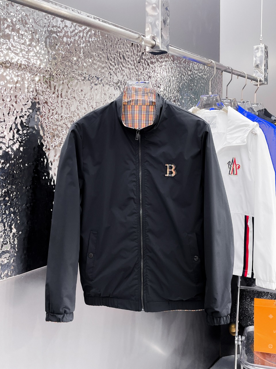 NO:537189,Burberry's new autumn jacket for 2025, the new product on the show is perfect, comfortable and warm when worn on both sides, three-standard full colors and attractive, and the very outstanding design easily advances the sense of fashion. The workmanship is extremely exquisite and rigorous, and the wiring is neat and meticulous!  A masterpiece of a big-name designer!  The upper body doesn't look bloated and super handsome!  Spot code M ~ XXXL,,burberry,jackets & coats,jackets & coats,alexander wang19860909巴宝莉 2025秋季新款夹克外套,秀场新品品相非常完美,双面穿舒适保暖,三标齐全色泽饱满诱人,非常出彩的设计,轻松将时髦感进阶,做工极为考究严谨,走线工整细致！大牌设计师巨作！上身不显臃肿、超级帅气！现货码数M ～ XXXL,,burberry,jackets & coats,jackets & coats,alexander wang,Men's clothing