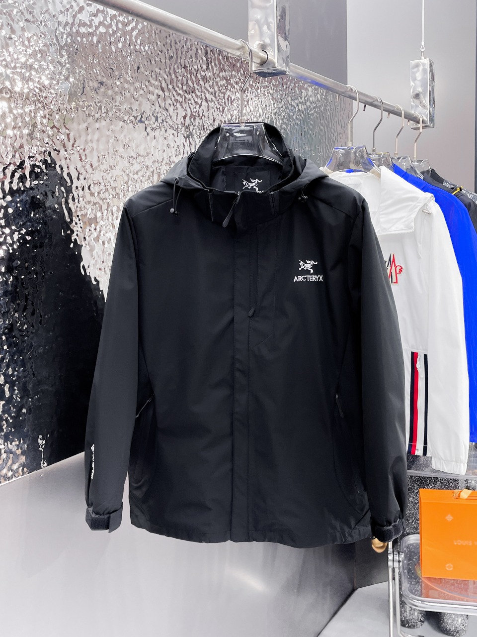 NO:537187,Archaeopteryx 2025 autumn new jacket, the new product on the show is perfect, comfortable and warm when worn on both sides, three-standard full color and attractive, and the very outstanding design easily advances the sense of fashion, the workmanship is extremely exquisite and rigorous, and the wiring is neat and meticulous!  A masterpiece of a big-name designer!  The upper body doesn't look bloated and super handsome!  Spot code M ~ XXXL,arc'teryx,jackets & coats,jackets & coats,alexander wang19860909始祖鸟 2025秋季新款夹克外套,秀场新品品相非常完美,双面穿舒适保暖,三标齐全色泽饱满诱人,非常出彩的设计,轻松将时髦感进阶,做工极为考究严谨,走线工整细致！大牌设计师巨作！上身不显臃肿、超级帅气！现货码数M ～ XXXL,arc'teryx,jackets & coats,jackets & coats,alexander wang,Men's clothing