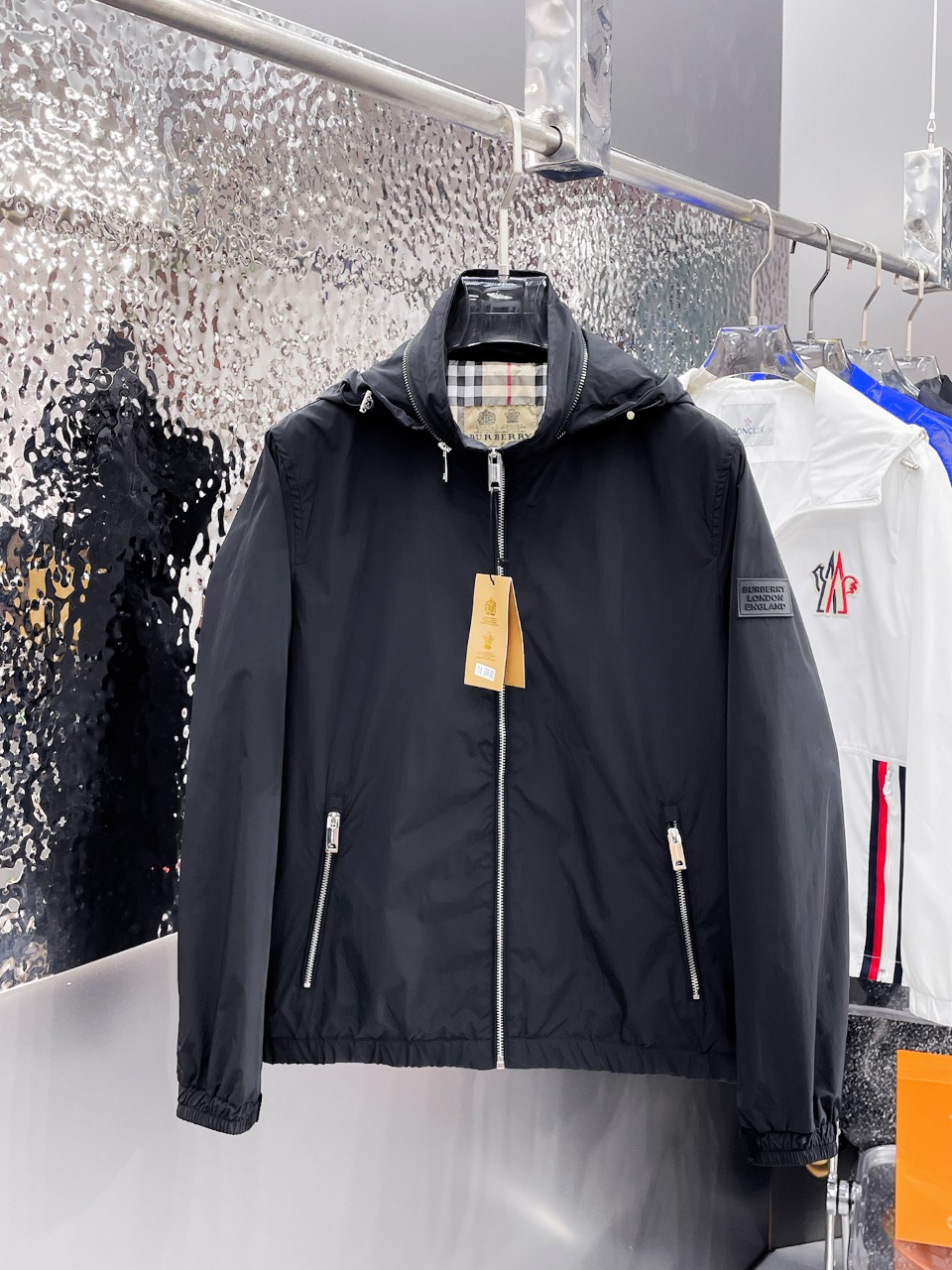 NO:537183,Burberry's new autumn jacket for 2025, the new product on the show is perfect, comfortable and warm when worn on both sides, three-standard full colors and attractive, and the very outstanding design easily advances the sense of fashion. The workmanship is extremely exquisite and rigorous, and the wiring is neat and meticulous!  A masterpiece of a big-name designer!  The upper body doesn't look bloated and super handsome!  Spot code M ~ XXXL,,burberry,jackets & coats,jackets & coats,alexander wang19860909巴宝莉 2025秋季新款夹克外套,秀场新品品相非常完美,双面穿舒适保暖,三标齐全色泽饱满诱人,非常出彩的设计,轻松将时髦感进阶,做工极为考究严谨,走线工整细致！大牌设计师巨作！上身不显臃肿、超级帅气！现货码数M ～ XXXL,,burberry,jackets & coats,jackets & coats,alexander wang,Men's clothing