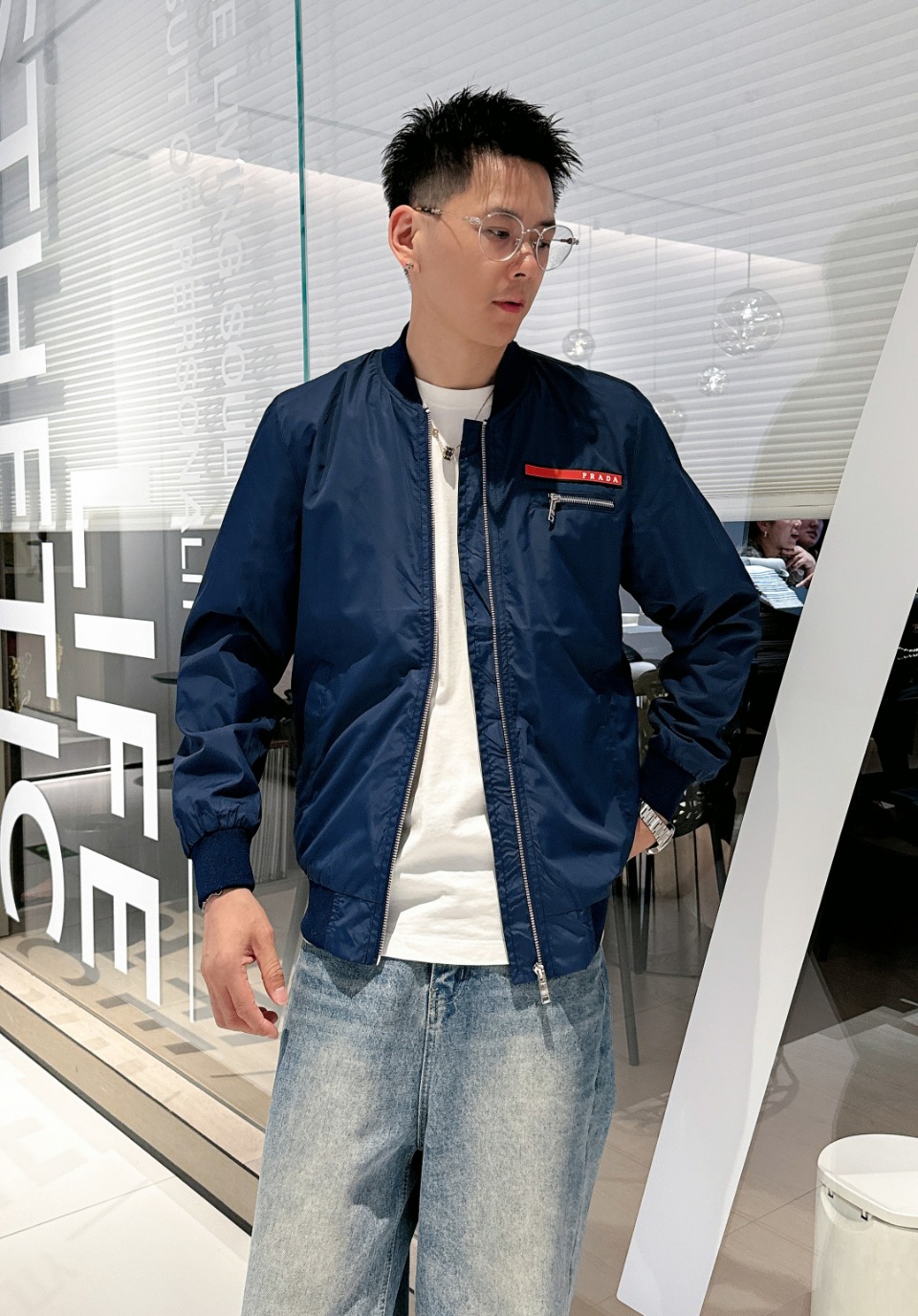 NO:530490,Prada 2025 autumn new men's jacket, original single three-standard full high-end version!  Customized fabrics for counters are breathable and comfortable, with impeccable details, brand elements design concept, professional purchasing level reflects high quality. The feel is delicate and soft!  It is casually cut, with a great upper body style!  Code number M~XXXL,,prada,jackets & coats,jackets & coats,alexander wang19860909普拉达 2025秋季新款男士夹克外套,原单三标齐全高端版本！专柜定制面料 透气舒适度高,细节无可挑剔,品牌元素设计理念,专业代购级体现高品质.手感细腻柔软！呈现休闲裁剪,上身版型超赞！码数M～XXXL,,prada,jackets & coats,jackets & coats,alexander wang,Men's clothing