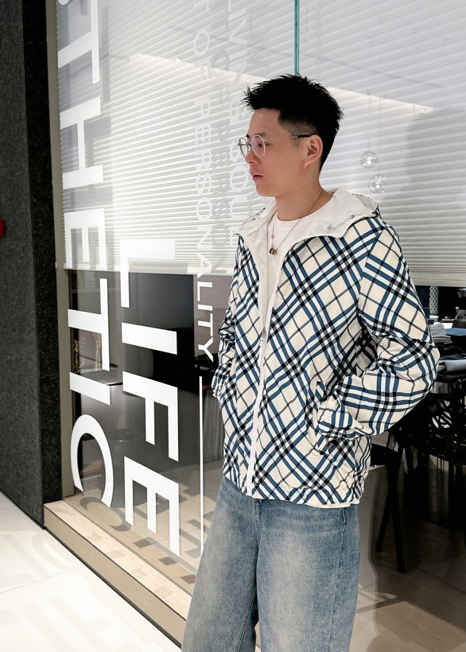 NO:530488,Burberry's 2025 autumn new men's jacket, original single three-standard full high-end version!  Customized fabrics for counters are breathable and comfortable, with impeccable details, brand elements design concept, professional purchasing level reflects high quality. The feel is delicate and soft!  It is casually cut, with a great upper body style!  Code number M~XXXL, burberry, jackets & coats, jackets & coats, alexander wang19860909巴宝莉 2025秋季新款男士夹克外套,原单三标齐全高端版本！专柜定制面料 透气舒适度高,细节无可挑剔,品牌元素设计理念,专业代购级体现高品质.手感细腻柔软！呈现休闲裁剪,上身版型超赞！码数M～XXXL,,burberry,jackets & coats,jackets & coats,alexander wang,Men's clothing