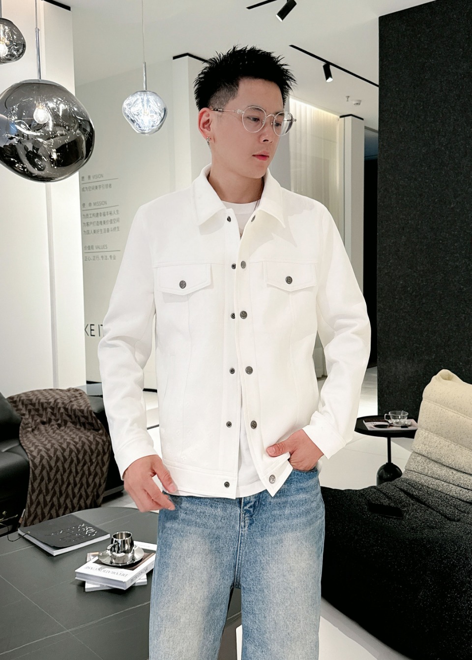 NO:530483,Lv 2025 autumn new men's jacket, original single three-standard full high-end version!  Customized fabrics for counters are breathable and comfortable, with impeccable details, brand elements design concept, professional purchasing level reflects high quality. The feel is delicate and soft!  It is casually cut, with a great upper body style!  Number of codes M~XXXL, louis vuitton,jackets & coats,jackets & coats,alexander wang19860909Lv 2025秋季新款男士夹克外套,原单三标齐全高端版本！专柜定制面料 透气舒适度高,细节无可挑剔,品牌元素设计理念,专业代购级体现高品质.手感细腻柔软！呈现休闲裁剪,上身版型超赞！码数M～XXXL,,louis vuitton,jackets & coats,jackets & coats,alexander wang,Men's clothing