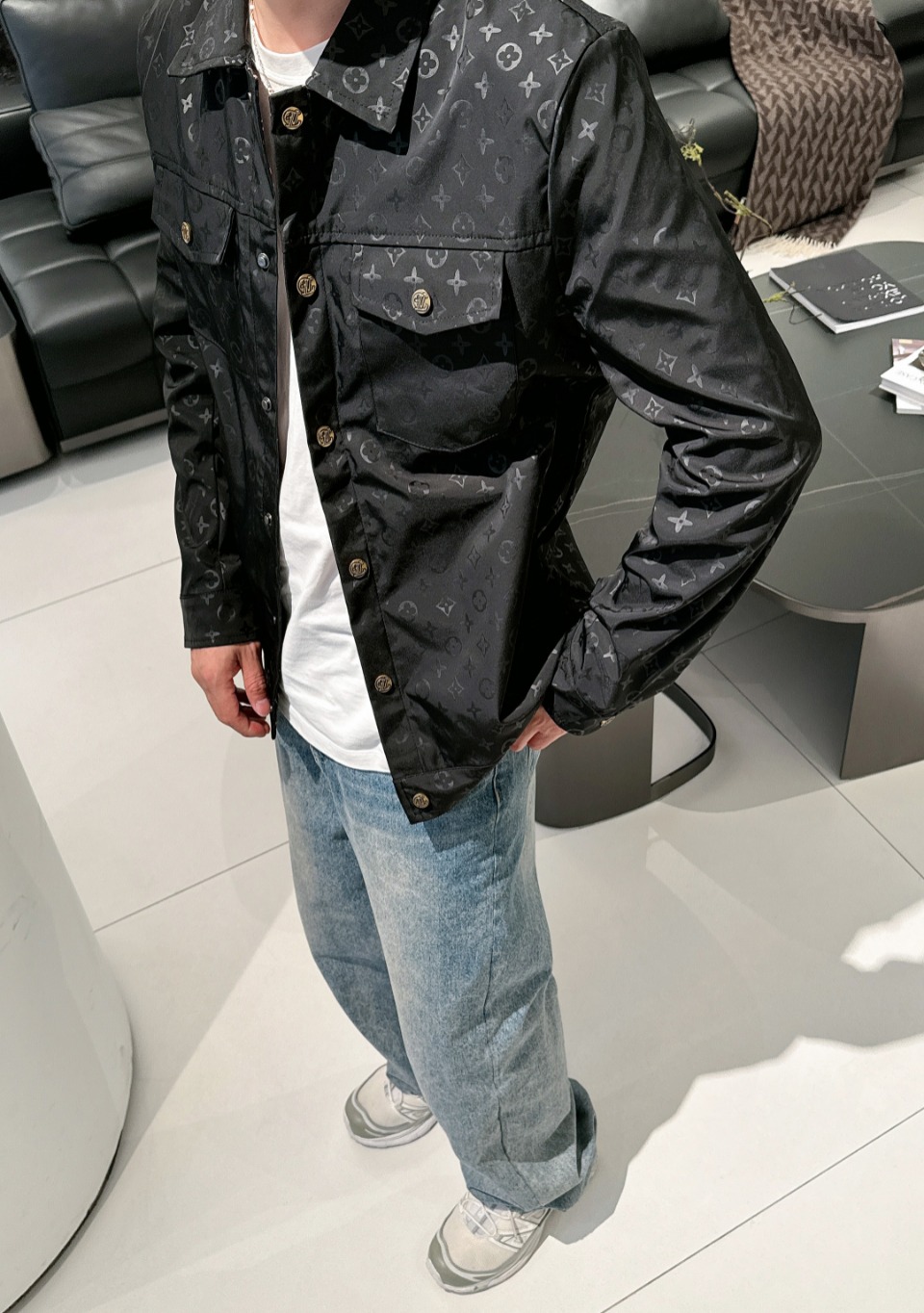 NO:530492,Lv2025 autumn new men's jacket, original single three-standard full high-end version!  Customized fabrics for counters are breathable and comfortable, with impeccable details, brand elements design concept, professional purchasing level reflects high quality. The feel is delicate and soft!  It is casually cut, with a great upper body style!  Number of codes M~XXXL, louis vuitton,jackets & coats,jackets & coats,alexander wang19860909Lv2025秋季新款男士夹克外套,原单三标齐全高端版本！专柜定制面料 透气舒适度高,细节无可挑剔,品牌元素设计理念,专业代购级体现高品质.手感细腻柔软！呈现休闲裁剪,上身版型超赞！码数M～XXXL,,louis vuitton,jackets & coats,jackets & coats,alexander wang,Men's clothing