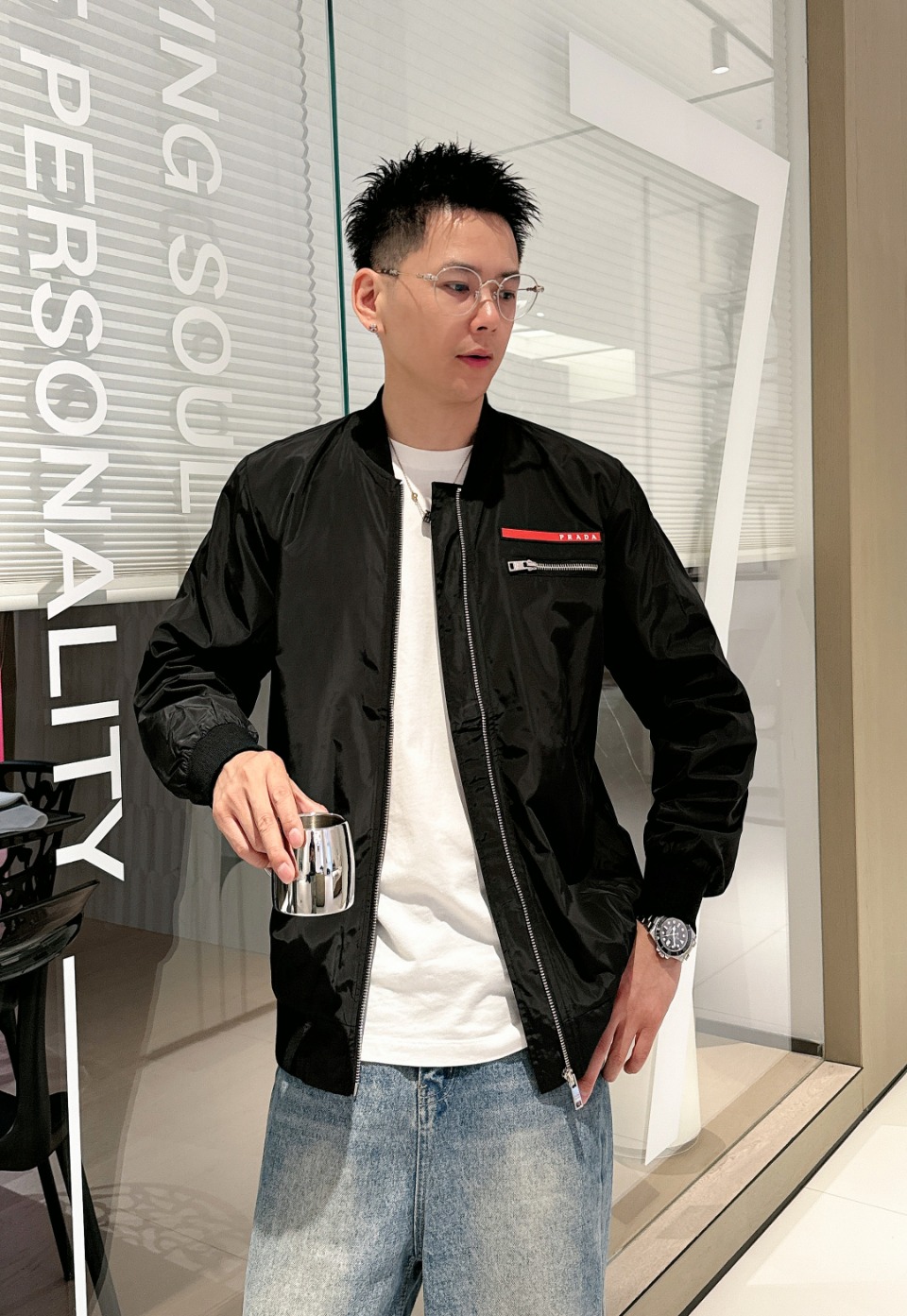 NO:530473,Prada 2025 autumn new men's jacket, original single three-standard full high-end version!  Customized fabrics for counters are breathable and comfortable, with impeccable details, brand elements design concept, professional purchasing level reflects high quality. The feel is delicate and soft!  It is casually cut, with a great upper body style!  Code number M~XXXL,,prada,jackets & coats,jackets & coats,alexander wang19860909普拉达 2025秋季新款男士夹克外套,原单三标齐全高端版本！专柜定制面料 透气舒适度高,细节无可挑剔,品牌元素设计理念,专业代购级体现高品质.手感细腻柔软！呈现休闲裁剪,上身版型超赞！码数M～XXXL,,prada,jackets & coats,jackets & coats,alexander wang,Men's clothing