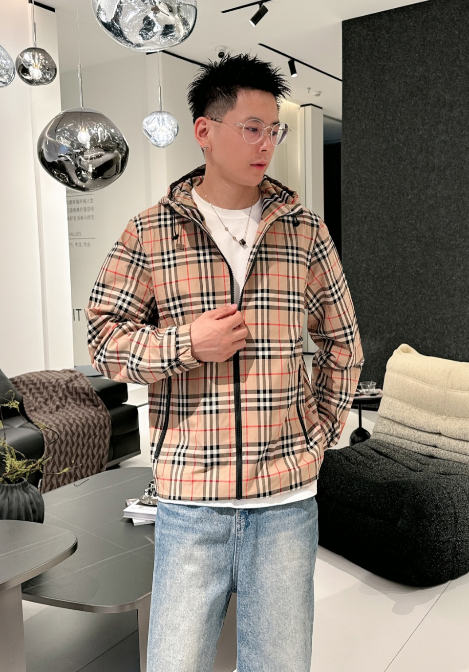 NO:530515,Burberry's 2025 autumn new men's jacket, original single three-standard full high-end version!  Customized fabrics for counters are breathable and comfortable, with impeccable details, brand elements design concept, professional purchasing level reflects high quality. The feel is delicate and soft!  It is casually cut, with a great upper body style!  Code number M~XXXL, burberry, jackets & coats, jackets & coats, alexander wang19860909巴宝莉 2025秋季新款男士夹克外套,原单三标齐全高端版本！专柜定制面料 透气舒适度高,细节无可挑剔,品牌元素设计理念,专业代购级体现高品质.手感细腻柔软！呈现休闲裁剪,上身版型超赞！码数M～XXXL,,burberry,jackets & coats,jackets & coats,alexander wang,Men's clothing