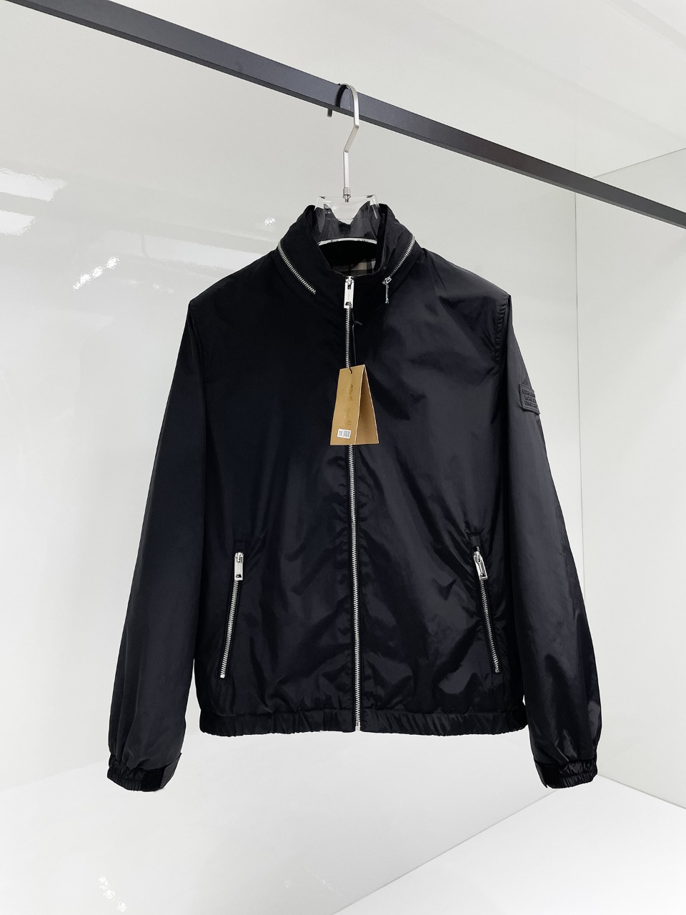 NO:525052,Burberry's 2025 autumn new men's jacket, original single three-standard full high-end version!  Customized fabrics for counters are breathable and comfortable, with impeccable details, brand elements design concept, professional purchasing level reflects high quality. The feel is delicate and soft!  It is casually cut, with a great upper body style!  Code number M~XXXL, burberry, jackets & coats, jackets & coats, alexander wang19860909巴宝莉 2025秋季新款男士夹克外套,原单三标齐全高端版本！专柜定制面料 透气舒适度高,细节无可挑剔,品牌元素设计理念,专业代购级体现高品质.手感细腻柔软！呈现休闲裁剪,上身版型超赞！码数M～XXXL,,burberry,jackets & coats,jackets & coats,alexander wang,Men's clothing