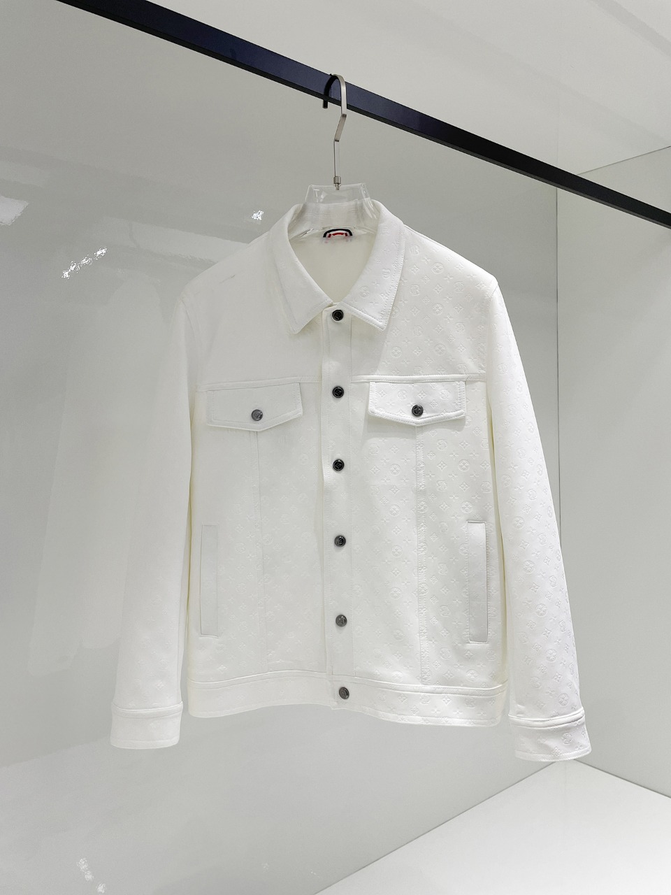 NO:525084,Lv 2025 autumn new men's jacket, original single three-standard full high-end version!  Customized fabrics for counters are breathable and comfortable, with impeccable details, brand elements design concept, professional purchasing level reflects high quality. The feel is delicate and soft!  It is casually cut, with a great upper body style!  Number of codes M~XXXL, louis vuitton,jackets & coats,jackets & coats,alexander wang19860909Lv 2025秋季新款男士夹克外套,原单三标齐全高端版本！专柜定制面料 透气舒适度高,细节无可挑剔,品牌元素设计理念,专业代购级体现高品质.手感细腻柔软！呈现休闲裁剪,上身版型超赞！码数M～XXXL,,louis vuitton,jackets & coats,jackets & coats,alexander wang,Men's clothing