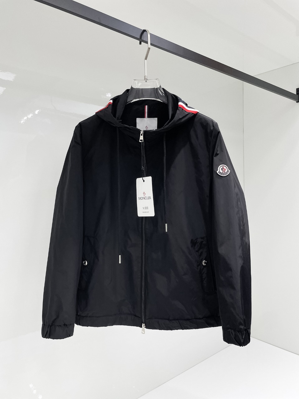 NO:525056,The new men's jacket for 2025 autumn, the original single three-standard full high-end version!  Customized fabrics for counters are breathable and comfortable, with impeccable details, brand elements design concept, professional purchasing level reflects high quality. The feel is delicate and soft!  It is casually cut, with a great upper body style!  Code number M~XXXL, Moncler, jackets & coats, jackets & coats, alexander wang19860909蒙口 2025秋季新款男士夹克外套,原单三标齐全高端版本！专柜定制面料 透气舒适度高,细节无可挑剔,品牌元素设计理念,专业代购级体现高品质.手感细腻柔软！呈现休闲裁剪,上身版型超赞！码数M～XXXL,,Moncler,jackets & coats,jackets & coats,alexander wang,Men's clothing