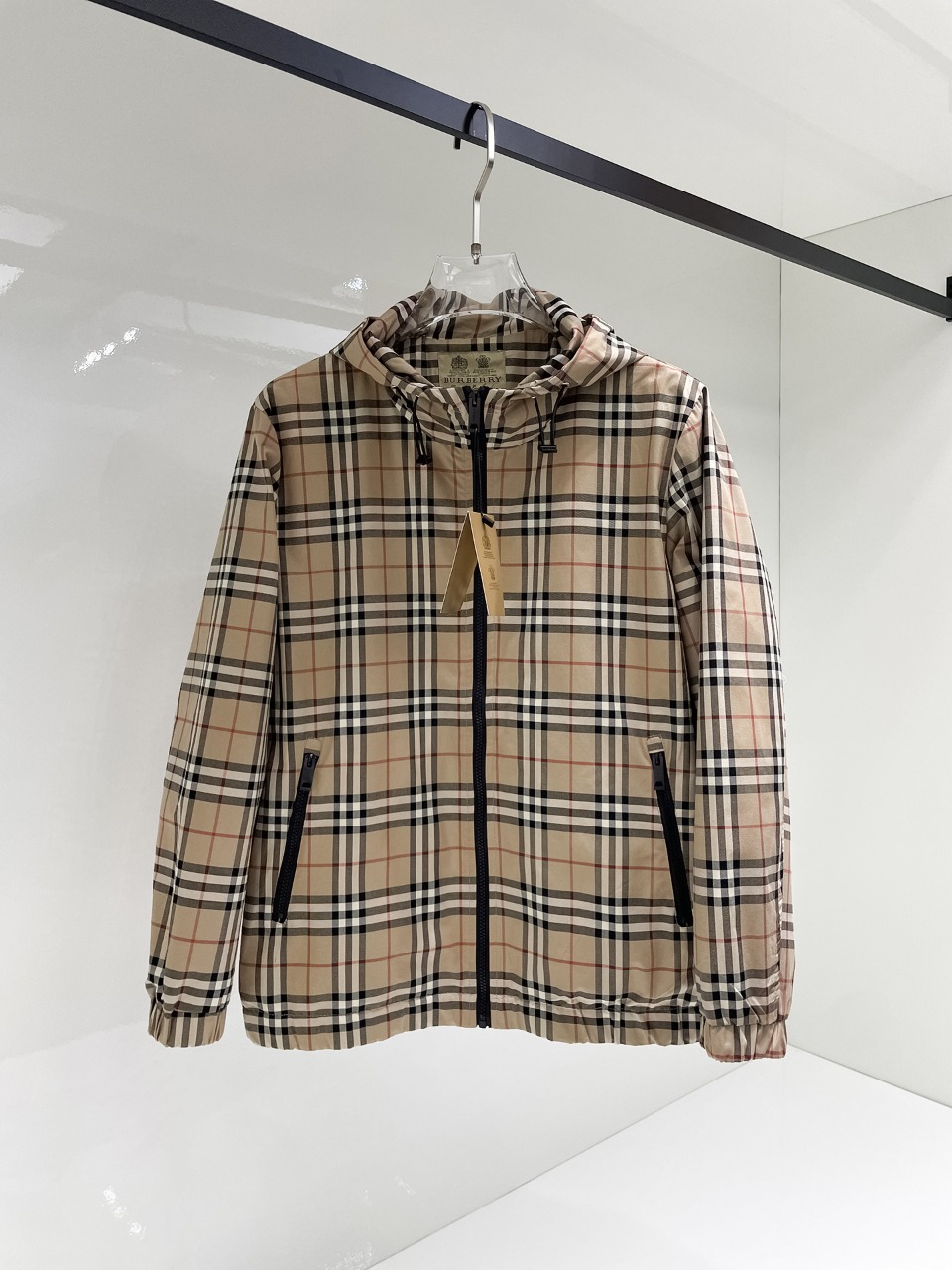 NO:525058,Burberry's 2025 autumn new men's jacket, original single three-standard full high-end version!  Customized fabrics for counters are breathable and comfortable, with impeccable details, brand elements design concept, professional purchasing level reflects high quality. The feel is delicate and soft!  It is casually cut, with a great upper body style!  Code number M~XXXL, burberry, jackets & coats, jackets & coats, alexander wang19860909巴宝莉 2025秋季新款男士夹克外套,原单三标齐全高端版本！专柜定制面料 透气舒适度高,细节无可挑剔,品牌元素设计理念,专业代购级体现高品质.手感细腻柔软！呈现休闲裁剪,上身版型超赞！码数M～XXXL,,burberry,jackets & coats,jackets & coats,alexander wang,Men's clothing