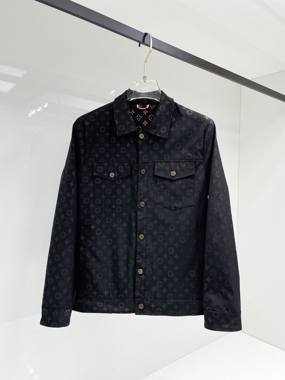 NO:525060,Lv 2025 autumn new men's jacket, original single three-standard full high-end version!  Customized fabrics for counters are breathable and comfortable, with impeccable details, brand elements design concept, professional purchasing level reflects high quality. The feel is delicate and soft!  It is casually cut, with a great upper body style!  Number of codes M~XXXL, louis vuitton,jackets & coats,jackets & coats,alexander wang19860909Lv 2025秋季新款男士夹克外套,原单三标齐全高端版本！专柜定制面料 透气舒适度高,细节无可挑剔,品牌元素设计理念,专业代购级体现高品质.手感细腻柔软！呈现休闲裁剪,上身版型超赞！码数M～XXXL,,louis vuitton,jackets & coats,jackets & coats,alexander wang,Men's clothing