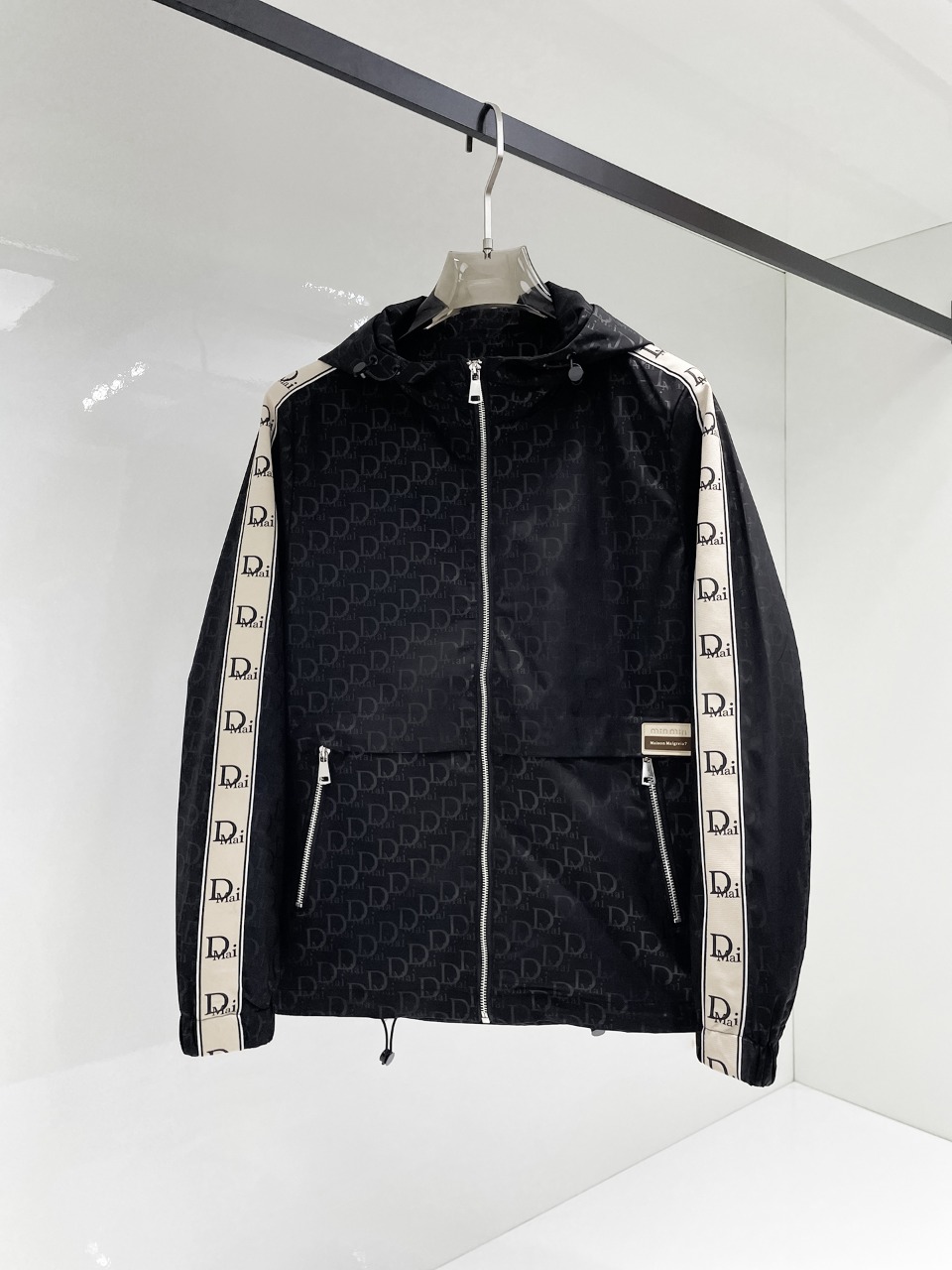 NO:525072,Dior 2025 autumn new men's jacket, original single three-standard full high-end version!  Customized fabrics for counters are breathable and comfortable, with impeccable details, brand elements design concept, professional purchasing level reflects high quality. The feel is delicate and soft!  It is casually cut, with a great upper body style!  Code number M~XXXL,,dior,jackets & coats,jackets & coats,alexander wang19860909迪奥 2025秋季新款男士夹克外套,原单三标齐全高端版本！专柜定制面料 透气舒适度高,细节无可挑剔,品牌元素设计理念,专业代购级体现高品质.手感细腻柔软！呈现休闲裁剪,上身版型超赞！码数M～XXXL,,dior,jackets & coats,jackets & coats,alexander wang,Men's clothing