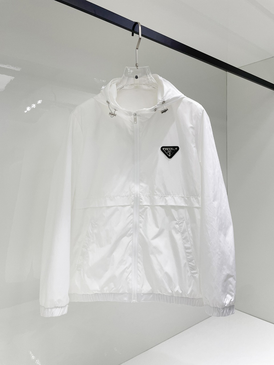 NO:525062,Prada 2025 autumn new men's jacket, original single three-standard full high-end version!  Customized fabrics for counters are breathable and comfortable, with impeccable details, brand elements design concept, professional purchasing level reflects high quality. The feel is delicate and soft!  It is casually cut, with a great upper body style!  Code number M~XXXL,,prada,jackets & coats,jackets & coats,alexander wang19860909普拉达 2025秋季新款男士夹克外套,原单三标齐全高端版本！专柜定制面料 透气舒适度高,细节无可挑剔,品牌元素设计理念,专业代购级体现高品质.手感细腻柔软！呈现休闲裁剪,上身版型超赞！码数M～XXXL,,prada,jackets & coats,jackets & coats,alexander wang,Men's clothing