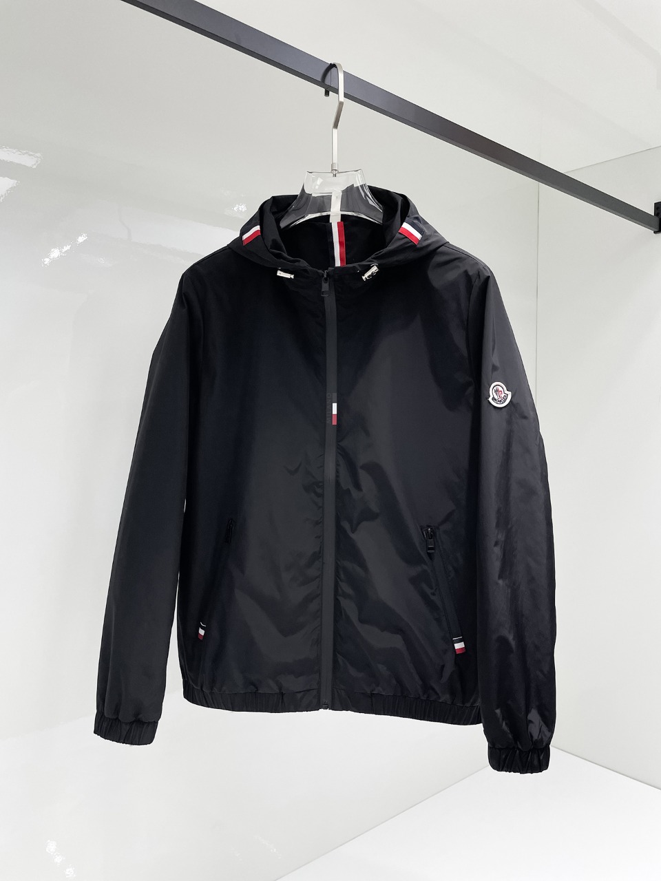 NO:525069,The new men's jacket for 2025 autumn, the original single three-standard full high-end version!  Customized fabrics for counters are breathable and comfortable, with impeccable details, brand elements design concept, professional purchasing level reflects high quality. The feel is delicate and soft!  It is casually cut, with a great upper body style!  Code number M~XXXL, Moncler, jackets & coats, jackets & coats, alexander wang19860909蒙口 2025秋季新款男士夹克外套,原单三标齐全高端版本！专柜定制面料 透气舒适度高,细节无可挑剔,品牌元素设计理念,专业代购级体现高品质.手感细腻柔软！呈现休闲裁剪,上身版型超赞！码数M～XXXL,,Moncler,jackets & coats,jackets & coats,alexander wang,Men's clothing