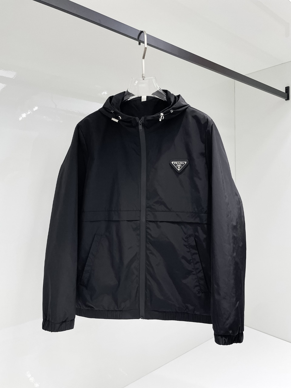 NO:525066,Prada 2025 autumn new men's jacket, original single three-standard full high-end version!  Customized fabrics for counters are breathable and comfortable, with impeccable details, brand elements design concept, professional purchasing level reflects high quality. The feel is delicate and soft!  It is casually cut, with a great upper body style!  Code number M~XXXL,,prada,jackets & coats,jackets & coats,alexander wang19860909普拉达 2025秋季新款男士夹克外套,原单三标齐全高端版本！专柜定制面料 透气舒适度高,细节无可挑剔,品牌元素设计理念,专业代购级体现高品质.手感细腻柔软！呈现休闲裁剪,上身版型超赞！码数M～XXXL,,prada,jackets & coats,jackets & coats,alexander wang,Men's clothing