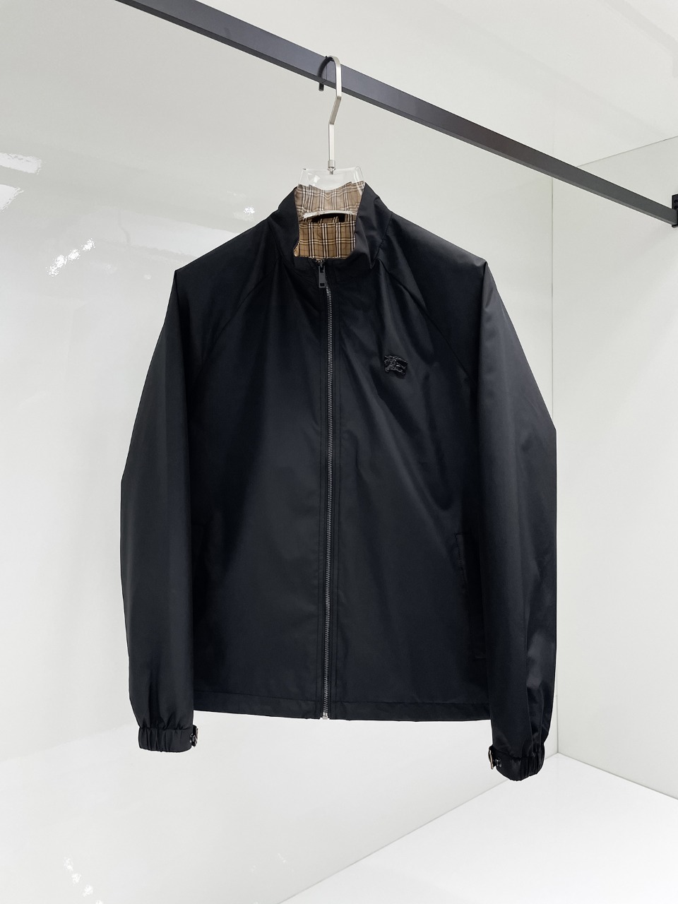 NO:525063,Burberry's 2025 autumn new men's jacket, original single three-standard full high-end version!  Customized fabrics for counters are breathable and comfortable, with impeccable details, brand elements design concept, professional purchasing level reflects high quality. The feel is delicate and soft!  It is casually cut, with a great upper body style!  Code number M~XXXL, burberry, jackets & coats, jackets & coats, alexander wang19860909巴宝莉 2025秋季新款男士夹克外套,原单三标齐全高端版本！专柜定制面料 透气舒适度高,细节无可挑剔,品牌元素设计理念,专业代购级体现高品质.手感细腻柔软！呈现休闲裁剪,上身版型超赞！码数M～XXXL,,burberry,jackets & coats,jackets & coats,alexander wang,Men's clothing