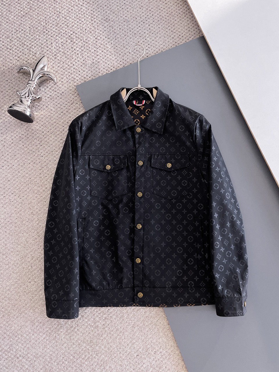 NO:571527,LV 2025 autumn new men's jacket, original three-standard complete high-end version!  Custom-made fabrics at the counter are highly breathable and comfortable, with impeccable details, brand element design concepts, and professional purchase-level reflection of high quality. It feels delicate and soft!  It presents a casual cut and the upper body shape is awesome!  Size M～XXXL,,louis vuitton,jackets & coats,jackets & coats,alexander wang19860909Lv 2025秋季新款男士夹克外套,原单三标齐全高端版本！专柜定制面料 透气舒适度高,细节无可挑剔,品牌元素设计理念,专业代购级体现高品质.手感细腻柔软！呈现休闲裁剪,上身版型超赞！码数M～XXXL,,louis vuitton,jackets & coats,jackets & coats,alexander wang,Men's clothing