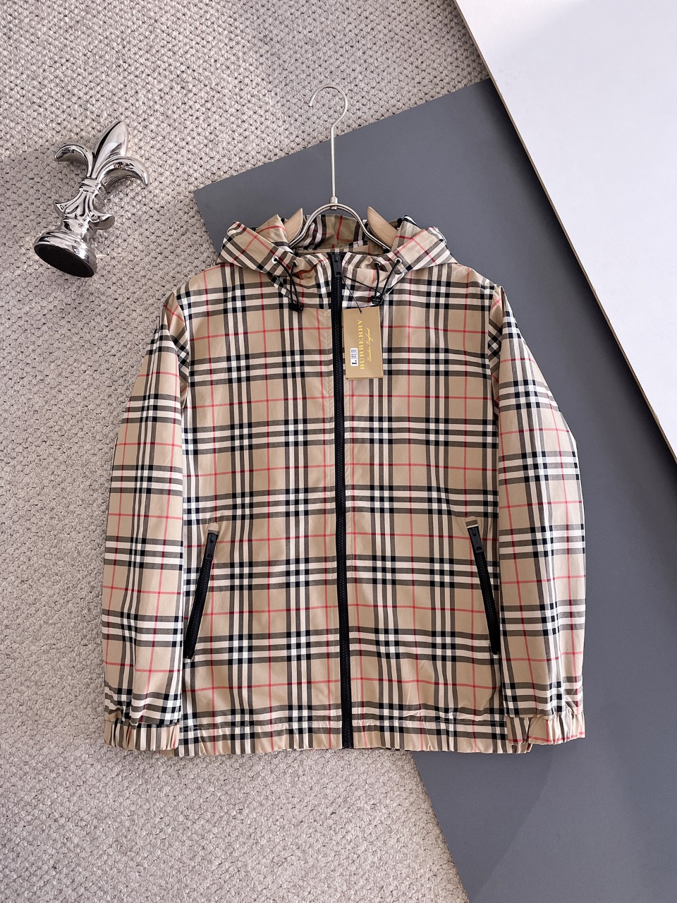 NO:571530,Burberry 2025 new autumn men's jacket, original three-standard high-end version!  Custom-made fabrics at the counter are highly breathable and comfortable, with impeccable details, brand element design concepts, and professional purchase-level reflection of high quality. It feels delicate and soft!  It presents a casual cut and the upper body shape is awesome!  Size M～XXXL,,burberry,jackets & coats,jackets & coats,alexander wang19860909巴宝莉 2025秋季新款男士夹克外套,原单三标齐全高端版本！专柜定制面料 透气舒适度高,细节无可挑剔,品牌元素设计理念,专业代购级体现高品质.手感细腻柔软！呈现休闲裁剪,上身版型超赞！码数M～XXXL,,burberry,jackets & coats,jackets & coats,alexander wang,Men's clothing