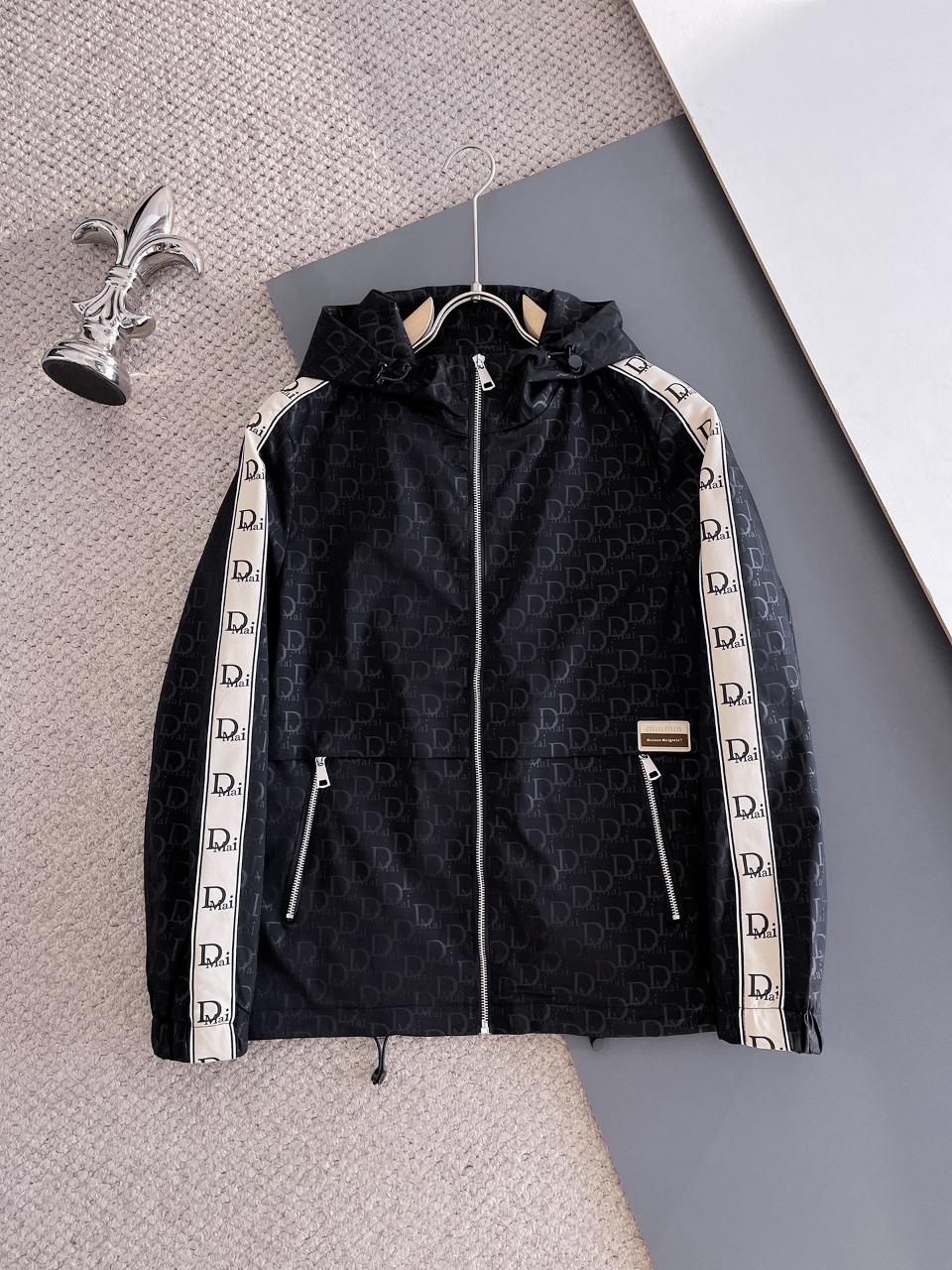 NO:571550,Dior 2025 new autumn men's jacket, original three-standard high-end version!  Custom-made fabrics at the counter are highly breathable and comfortable, with impeccable details, brand element design concepts, and professional purchase-level reflection of high quality. It feels delicate and soft!  It presents a casual cut and the upper body shape is awesome!  Size M～XXXL,,dior,jackets & coats,jackets & coats,alexander wang19860909迪奥 2025秋季新款男士夹克外套,原单三标齐全高端版本！专柜定制面料 透气舒适度高,细节无可挑剔,品牌元素设计理念,专业代购级体现高品质.手感细腻柔软！呈现休闲裁剪,上身版型超赞！码数M～XXXL,,dior,jackets & coats,jackets & coats,alexander wang,Men's clothing