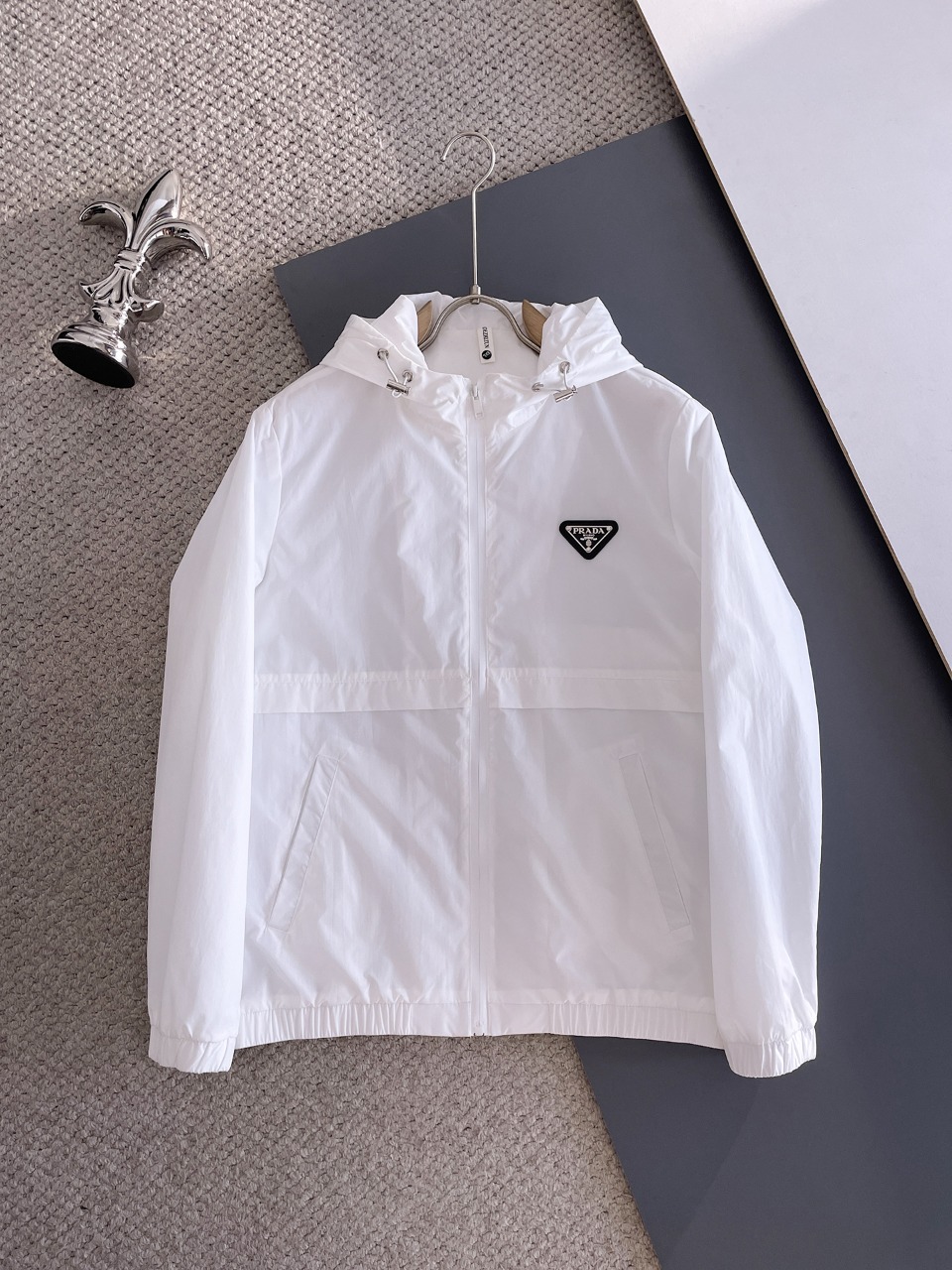 NO:571524,Prada 2025 autumn new men's jacket, original three-standard high-end version!  Custom-made fabrics at the counter are highly breathable and comfortable, with impeccable details, brand element design concepts, and professional purchase-level reflection of high quality. It feels delicate and soft!  It presents a casual cut and the upper body shape is awesome!  Size M～XXXL,,prada,jackets & coats,jackets & coats,alexander wang19860909普拉达 2025秋季新款男士夹克外套,原单三标齐全高端版本！专柜定制面料 透气舒适度高,细节无可挑剔,品牌元素设计理念,专业代购级体现高品质.手感细腻柔软！呈现休闲裁剪,上身版型超赞！码数M～XXXL,,prada,jackets & coats,jackets & coats,alexander wang,Men's clothing