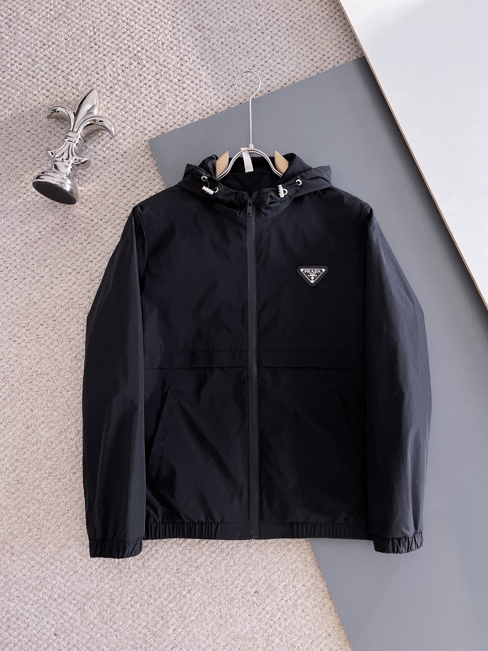 NO:571547,Prada 2025 autumn new men's jacket, original three-standard high-end version!  Custom-made fabrics at the counter are highly breathable and comfortable, with impeccable details, brand element design concepts, and professional purchase-level reflection of high quality. It feels delicate and soft!  It presents a casual cut and the upper body shape is awesome!  Size M～XXXL,,prada,jackets & coats,jackets & coats,alexander wang19860909普拉达 2025秋季新款男士夹克外套,原单三标齐全高端版本！专柜定制面料 透气舒适度高,细节无可挑剔,品牌元素设计理念,专业代购级体现高品质.手感细腻柔软！呈现休闲裁剪,上身版型超赞！码数M～XXXL,,prada,jackets & coats,jackets & coats,alexander wang,Men's clothing