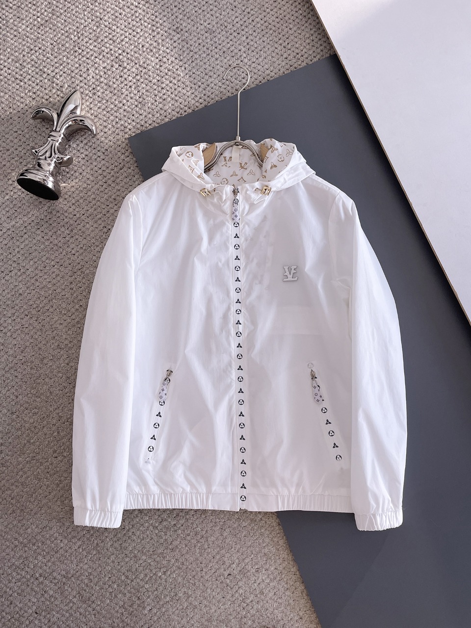 NO:571544,Lv2025 autumn new men's jacket, original three-standard high-end version!  Custom-made fabrics at the counter are highly breathable and comfortable, with impeccable details, brand element design concepts, and professional purchase-level reflection of high quality. It feels delicate and soft!  It presents a casual cut and the upper body shape is awesome!  Size M～XXXL,,louis vuitton,jackets & coats,jackets & coats,alexander wang19860909Lv2025秋季新款男士夹克外套,原单三标齐全高端版本！专柜定制面料 透气舒适度高,细节无可挑剔,品牌元素设计理念,专业代购级体现高品质.手感细腻柔软！呈现休闲裁剪,上身版型超赞！码数M～XXXL,,louis vuitton,jackets & coats,jackets & coats,alexander wang,Men's clothing