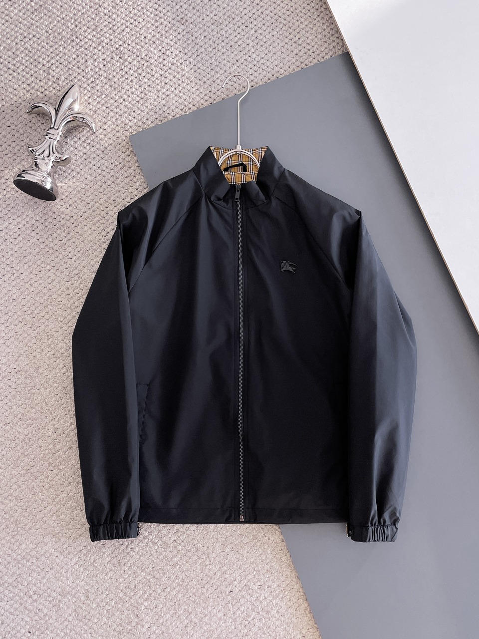 NO:571536,Burberry's 2025 new autumn men's jackets, the original three-standard high-end version!  Custom-made fabrics at the counter are highly breathable and comfortable, with impeccable details, brand element design concepts, and professional purchase-level reflection of high quality. It feels delicate and soft!  It presents a casual cut and the upper body shape is awesome!  Size M～XXXL,,burberry,jackets & coats,jackets & coats,alexander wang19860909巴宝莉2025秋季新款男士夹克外套,原单三标齐全高端版本！专柜定制面料 透气舒适度高,细节无可挑剔,品牌元素设计理念,专业代购级体现高品质.手感细腻柔软！呈现休闲裁剪,上身版型超赞！码数M～XXXL,,burberry,jackets & coats,jackets & coats,alexander wang,Men's clothing