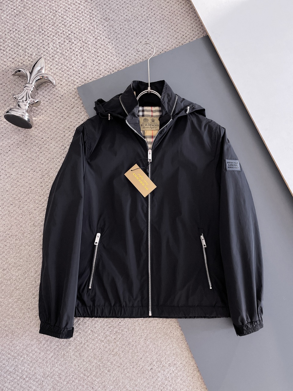 NO:571542,Burberry's 2025 new autumn men's jackets, the original three-standard high-end version!  Custom-made fabrics at the counter are highly breathable and comfortable, with impeccable details, brand element design concepts, and professional purchase-level reflection of high quality. It feels delicate and soft!  It presents a casual cut and the upper body shape is awesome!  Size M～XXXL,,burberry,jackets & coats,jackets & coats,alexander wang19860909巴宝莉2025秋季新款男士夹克外套,原单三标齐全高端版本！专柜定制面料 透气舒适度高,细节无可挑剔,品牌元素设计理念,专业代购级体现高品质.手感细腻柔软！呈现休闲裁剪,上身版型超赞！码数M～XXXL,,burberry,jackets & coats,jackets & coats,alexander wang,Men's clothing