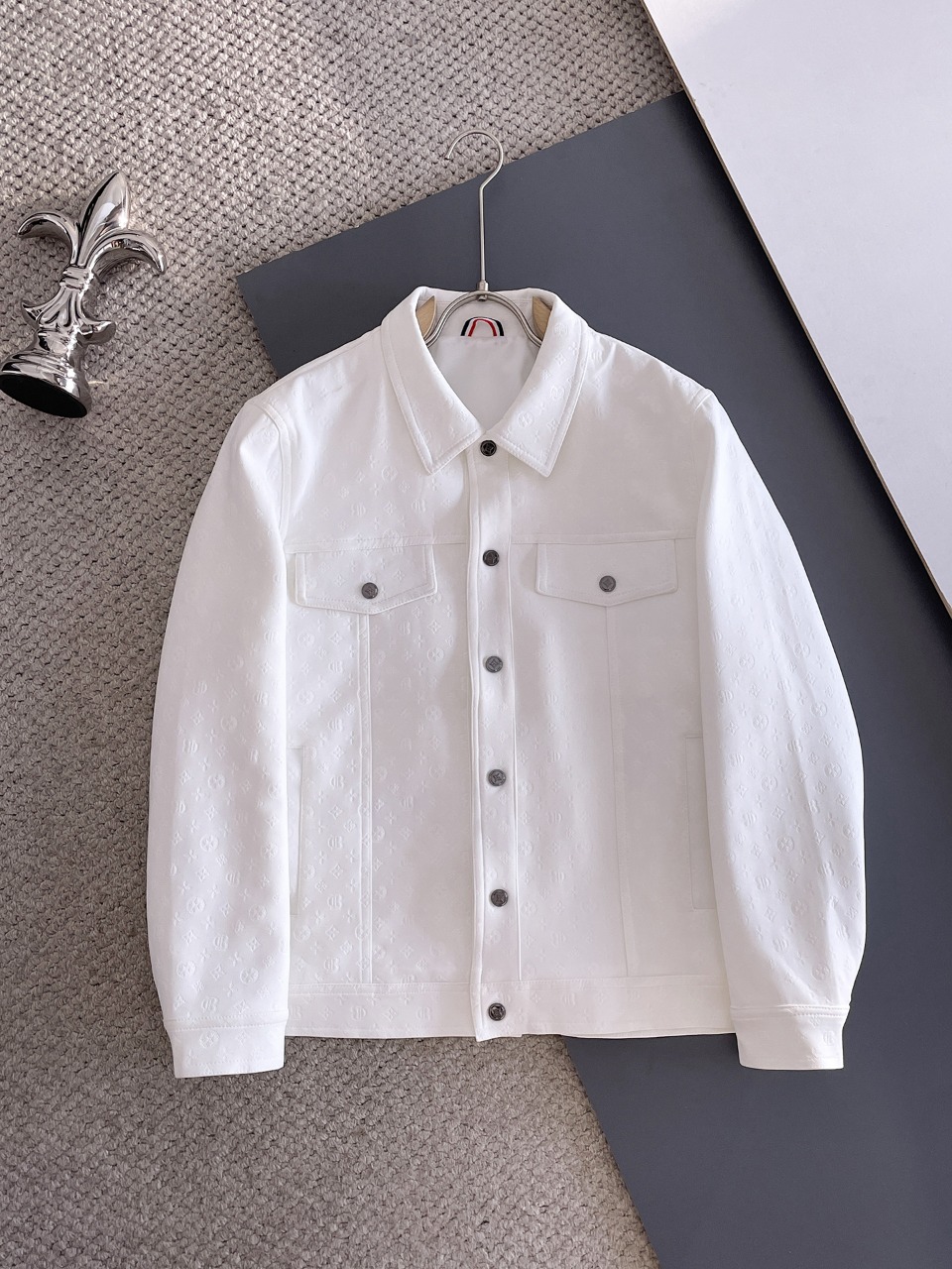 NO:571551,Lv2025 autumn new men's jacket, original three-standard high-end version!  Custom-made fabrics at the counter are highly breathable and comfortable, with impeccable details, brand element design concepts, and professional purchase-level reflection of high quality. It feels delicate and soft!  It presents a casual cut and the upper body shape is awesome!  Size M～XXXL,,louis vuitton,jackets & coats,jackets & coats,alexander wang19860909Lv2025秋季新款男士夹克外套,原单三标齐全高端版本！专柜定制面料 透气舒适度高,细节无可挑剔,品牌元素设计理念,专业代购级体现高品质.手感细腻柔软！呈现休闲裁剪,上身版型超赞！码数M～XXXL,,louis vuitton,jackets & coats,jackets & coats,alexander wang,Men's clothing