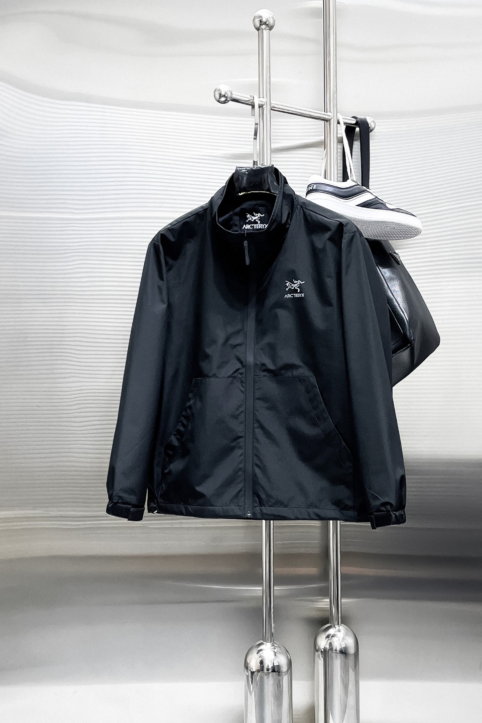 NO:519307,Archaeopteryx 2025 spring new men's jacket, original single three-standard full high-end version!  Customized fabrics for counters are breathable and comfortable, with impeccable details, brand elements design concept, professional purchasing level reflects high quality. The feel is delicate and soft!  It is casually cut, with a great upper body style!  Code number M~XXXL,arc'teryx,jackets & coats,jackets & coats,alexander wang19860909始祖鸟 2025春季新款男士夹克外套,原单三标齐全高端版本！专柜定制面料 透气舒适度高,细节无可挑剔,品牌元素设计理念,专业代购级体现高品质.手感细腻柔软！呈现休闲裁剪,上身版型超赞！码数M～XXXL,arc'teryx,jackets & coats,jackets & coats,alexander wang,Men's clothing