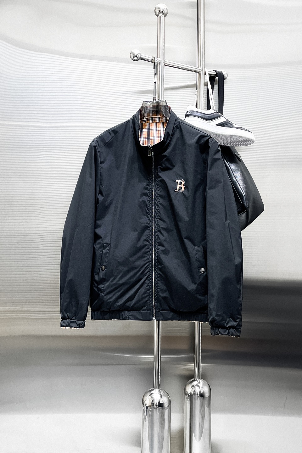 NO:519310,Burberry's new spring 2025 men's jacket, original single three-standard full high-end version!  Customized fabrics for counters are breathable and comfortable, with impeccable details, brand elements design concept, professional purchasing level reflects high quality. The feel is delicate and soft!  It is casually cut, with a great upper body style!  Code number M~XXXL, burberry, jackets & coats, jackets & coats, alexander wang19860909巴宝莉2025春季新款男士夹克外套,原单三标齐全高端版本！专柜定制面料 透气舒适度高,细节无可挑剔,品牌元素设计理念,专业代购级体现高品质.手感细腻柔软！呈现休闲裁剪,上身版型超赞！码数M～XXXL,,burberry,jackets & coats,jackets & coats,alexander wang,Men's clothing