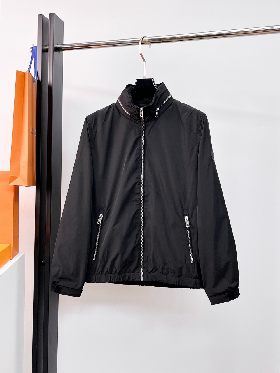 NO:526174,Burberry's 2025 autumn new jacket jacket, the new product on the show is perfect, comfortable and warm when worn on both sides, three-standard full color and attractive, and the very outstanding design easily advances the sense of fashion, the workmanship is extremely exquisite and rigorous, and the wiring is neat and meticulous!  A masterpiece of a big-name designer!  The upper body doesn't look bloated and super handsome!  Spot code M ~ XXXL,,burberry,jackets & coats,jackets & coats,alexander wang19860909巴宝莉 2025秋季新款夹克外套,秀场新品品相非常完美,双面穿舒适保暖,三标齐全色泽饱满诱人,非常出彩的设计,轻松将时髦感进阶,做工极为考究严谨,走线工整细致！大牌设计师巨作！上身不显臃肿、超级帅气！现货码数M ～ XXXL,,burberry,jackets & coats,jackets & coats,alexander wang,Men's clothing