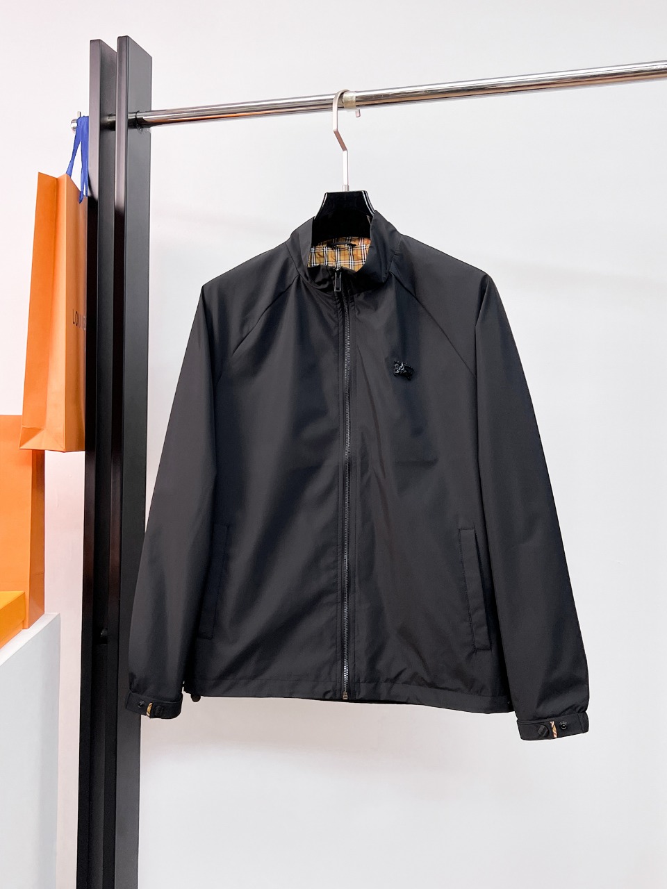 NO:526159,Burberry's new autumn jacket 2025, the new product on the show is perfect, comfortable and warm when worn on both sides, full and attractive colors, and a very brilliant design that easily advances the sense of fashion, extremely exquisite and rigorous workmanship, neat and meticulous route!  A masterpiece of a big-name designer!  The upper body doesn't look bloated and super handsome!  Spot code M ~ XXXL,,burberry,jackets & coats,jackets & coats,alexander wang19860909巴宝莉2025秋季新款夹克外套,秀场新品品相非常完美,双面穿舒适保暖,三标齐全色泽饱满诱人,非常出彩的设计,轻松将时髦感进阶,做工极为考究严谨,走线工整细致！大牌设计师巨作！上身不显臃肿、超级帅气！现货码数M ～ XXXL,,burberry,jackets & coats,jackets & coats,alexander wang,Men's clothing