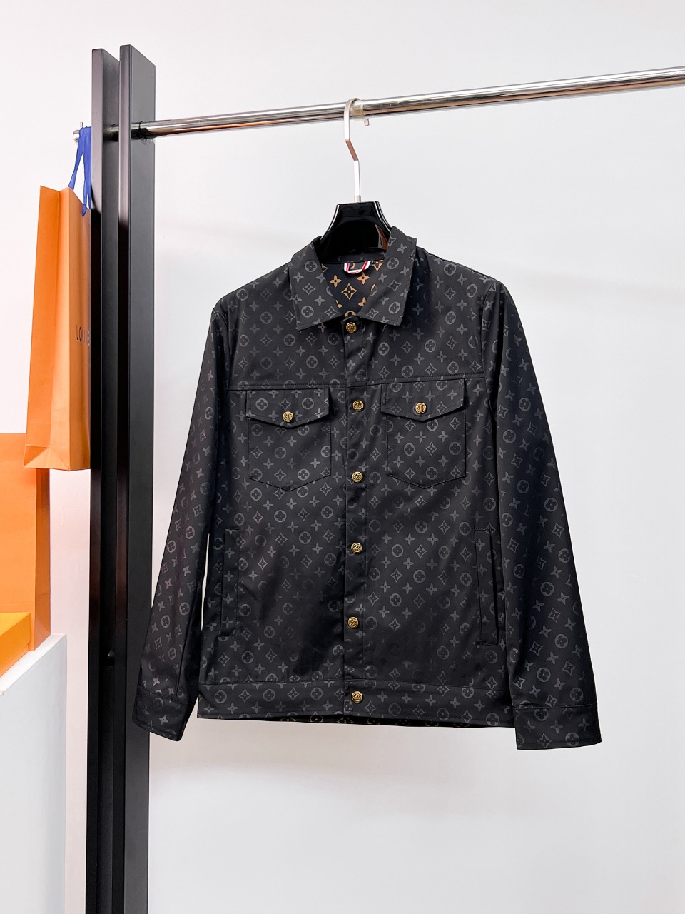 NO:526153,Lv2025 autumn new jacket jacket, the new product on the show is perfect, comfortable and warm when worn on both sides, three-standard full color and attractive, and the very outstanding design easily advances the sense of fashion, the workmanship is extremely exquisite and rigorous, and the wiring is neat and meticulous!  A masterpiece of a big-name designer!  The upper body doesn't look bloated and super handsome!  Spot code M ~ XXXL,,louis vuitton,jackets & coats,jackets & coats,alexander wang19860909Lv2025秋季新款夹克外套,秀场新品品相非常完美,双面穿舒适保暖,三标齐全色泽饱满诱人,非常出彩的设计,轻松将时髦感进阶,做工极为考究严谨,走线工整细致！大牌设计师巨作！上身不显臃肿、超级帅气！现货码数M ～ XXXL,,louis vuitton,jackets & coats,jackets & coats,alexander wang,Men's clothing