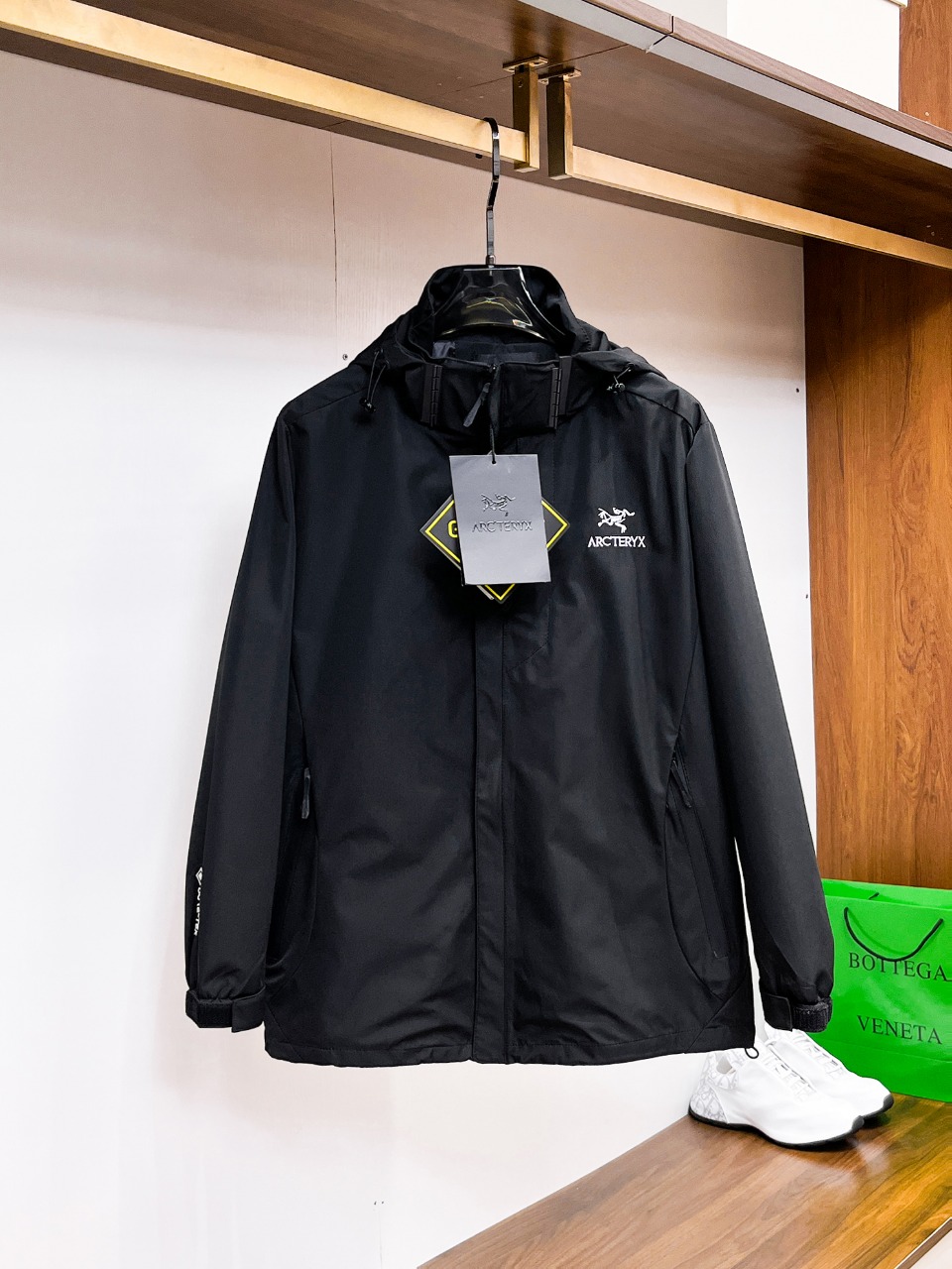 NO:612094,Arc'teryx 2025 new autumn jacket, the new product on the show is in perfect condition. It is comfortable and warm to wear on both sides. It has three standard colors and full and attractive colors. It is a very outstanding design that can easily enhance the fashion sense. The workmanship is extremely sophisticated and rigorous, and the wiring is neat and meticulous!  A masterpiece from a famous designer!  The upper body does not look bloated and is super handsome!  Available size M ~ XXXL,arc'teryx,jackets & coats,jackets & coats,alexander wang19860909始祖鸟 2025秋季新款夹克外套,秀场新品品相非常完美,双面穿舒适保暖,三标齐全色泽饱满诱人,非常出彩的设计,轻松将时髦感进阶,做工极为考究严谨,走线工整细致！大牌设计师巨作！上身不显臃肿、超级帅气！现货码数M ～ XXXL,arc'teryx,jackets & coats,jackets & coats,alexander wang,Men's clothing