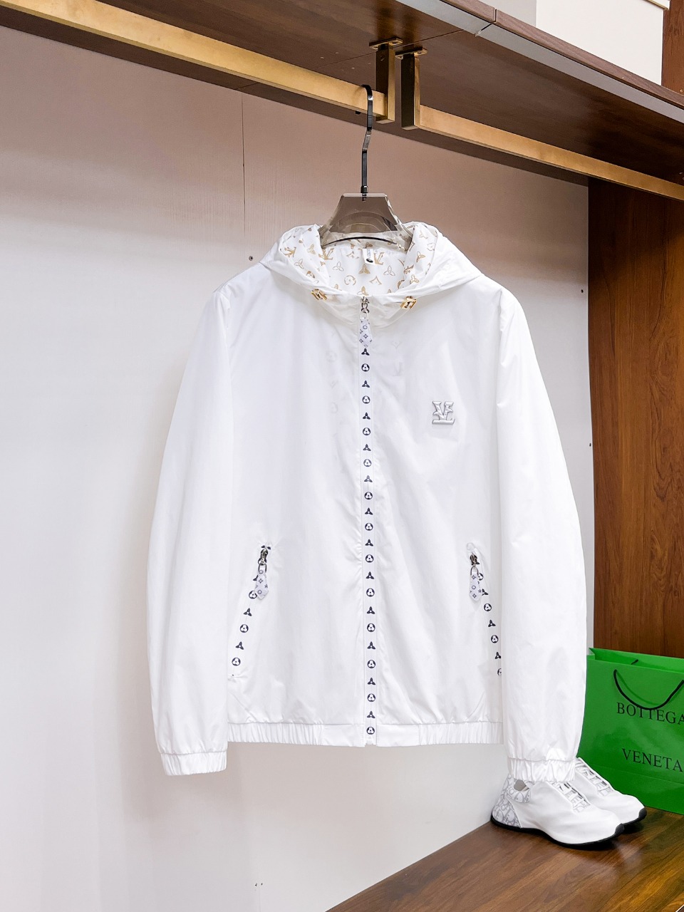 NO:612114,LV 2025 new autumn jacket, the new product on the show is in perfect condition, comfortable and warm to wear on both sides, complete with three labels, full and attractive color, very outstanding design, easily upgrades the fashion sense, extremely elegant and rigorous workmanship, neat and meticulous wiring!  A masterpiece from a famous designer!  The upper body does not look bloated and is super handsome!  Available sizes M ~ XXXL,,louis vuitton,jackets & coats,jackets & coats,alexander wang19860909Lv 2025秋季新款夹克外套,秀场新品品相非常完美,双面穿舒适保暖,三标齐全色泽饱满诱人,非常出彩的设计,轻松将时髦感进阶,做工极为考究严谨,走线工整细致！大牌设计师巨作！上身不显臃肿、超级帅气！现货码数M ～ XXXL,,louis vuitton,jackets & coats,jackets & coats,alexander wang,Men's clothing