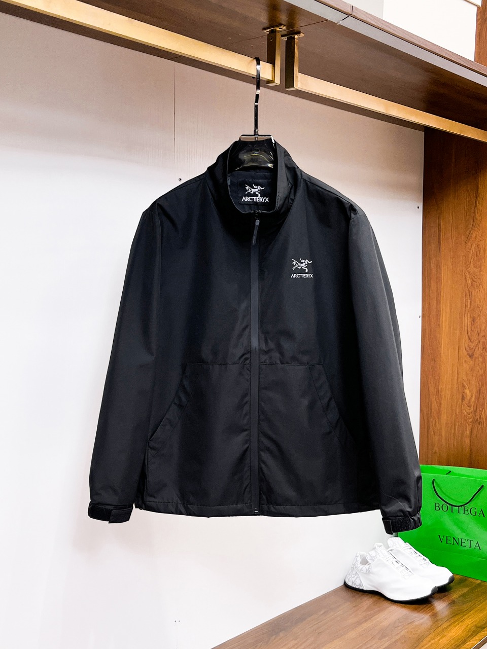 NO:612106,Arc'teryx 2025 new autumn jacket, the new product on the show is in perfect condition. It is comfortable and warm to wear on both sides. It has three standard colors and full and attractive colors. It is a very outstanding design that can easily enhance the fashion sense. The workmanship is extremely sophisticated and rigorous, and the wiring is neat and meticulous!  A masterpiece from a famous designer!  The upper body does not look bloated and is super handsome!  Available size M ~ XXXL,arc'teryx,jackets & coats,jackets & coats,alexander wang19860909始祖鸟 2025秋季新款夹克外套,秀场新品品相非常完美,双面穿舒适保暖,三标齐全色泽饱满诱人,非常出彩的设计,轻松将时髦感进阶,做工极为考究严谨,走线工整细致！大牌设计师巨作！上身不显臃肿、超级帅气！现货码数M ～ XXXL,arc'teryx,jackets & coats,jackets & coats,alexander wang,Men's clothing