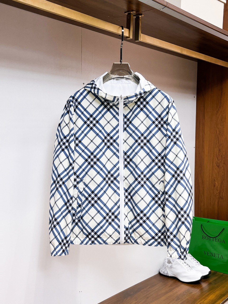 NO:612110,Burberry's 2025 new autumn jacket, the new product on the show is in perfect condition, comfortable and warm to wear on both sides, complete with three labels, full and attractive color, very outstanding design, easily upgrades the fashion sense, extremely elegant and rigorous workmanship, neat and meticulous wiring!  A masterpiece from a famous designer!  The upper body does not look bloated and is super handsome!  Available size M ~ XXXL,,burberry,jackets & coats,jackets & coats,alexander wang19860909巴宝莉 2025秋季新款夹克外套,秀场新品品相非常完美,双面穿舒适保暖,三标齐全色泽饱满诱人,非常出彩的设计,轻松将时髦感进阶,做工极为考究严谨,走线工整细致！大牌设计师巨作！上身不显臃肿、超级帅气！现货码数M ～ XXXL,,burberry,jackets & coats,jackets & coats,alexander wang,Men's clothing