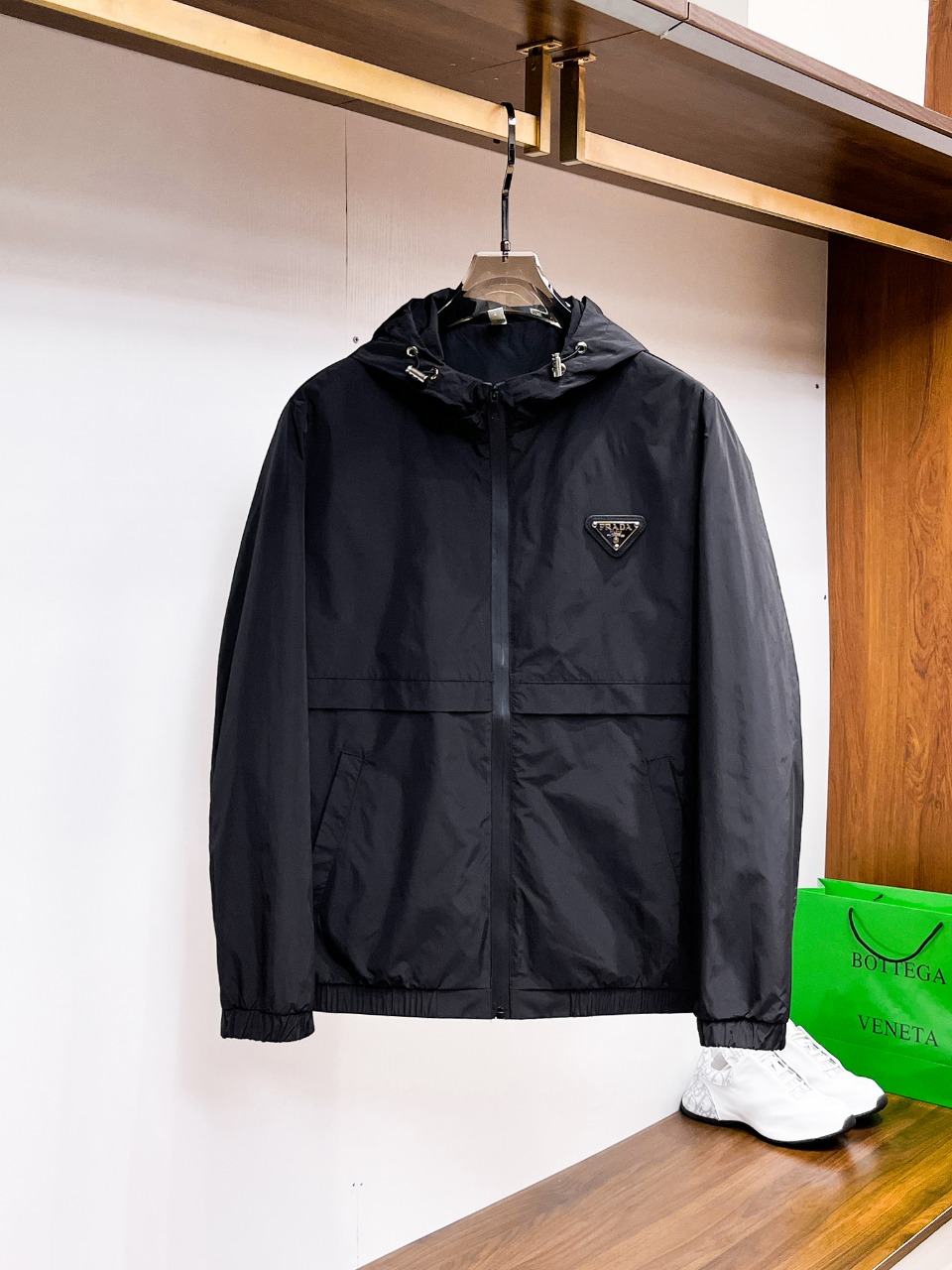 NO:612119,Prada's 2025 new autumn jacket, the new product on the show is in perfect condition, comfortable and warm to wear on both sides, complete with three labels, full and attractive color, very outstanding design, easily enhances the fashion sense, extremely elegant and rigorous workmanship, neat and meticulous wiring!  A masterpiece from a famous designer!  The upper body does not look bloated and is super handsome!  Available sizes M ~ XXXL,,prada,jackets & coats,jackets & coats,alexander wang19860909普拉达 2025秋季新款夹克外套,秀场新品品相非常完美,双面穿舒适保暖,三标齐全色泽饱满诱人,非常出彩的设计,轻松将时髦感进阶,做工极为考究严谨,走线工整细致！大牌设计师巨作！上身不显臃肿、超级帅气！现货码数M ～ XXXL,,prada,jackets & coats,jackets & coats,alexander wang,Men's clothing